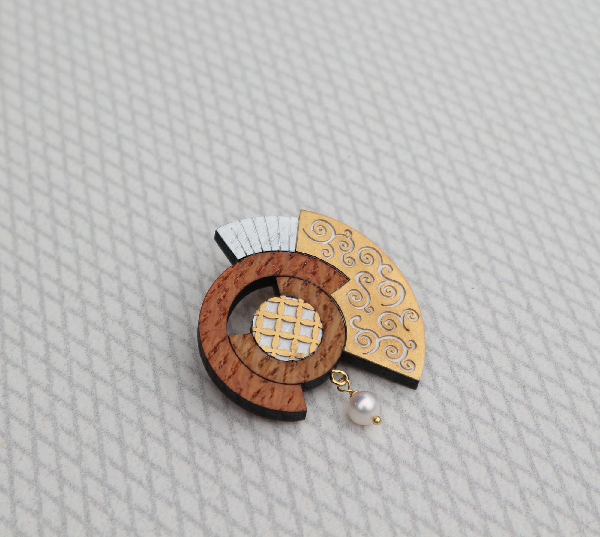 Брошь с белым орнаментом и жемчужиной