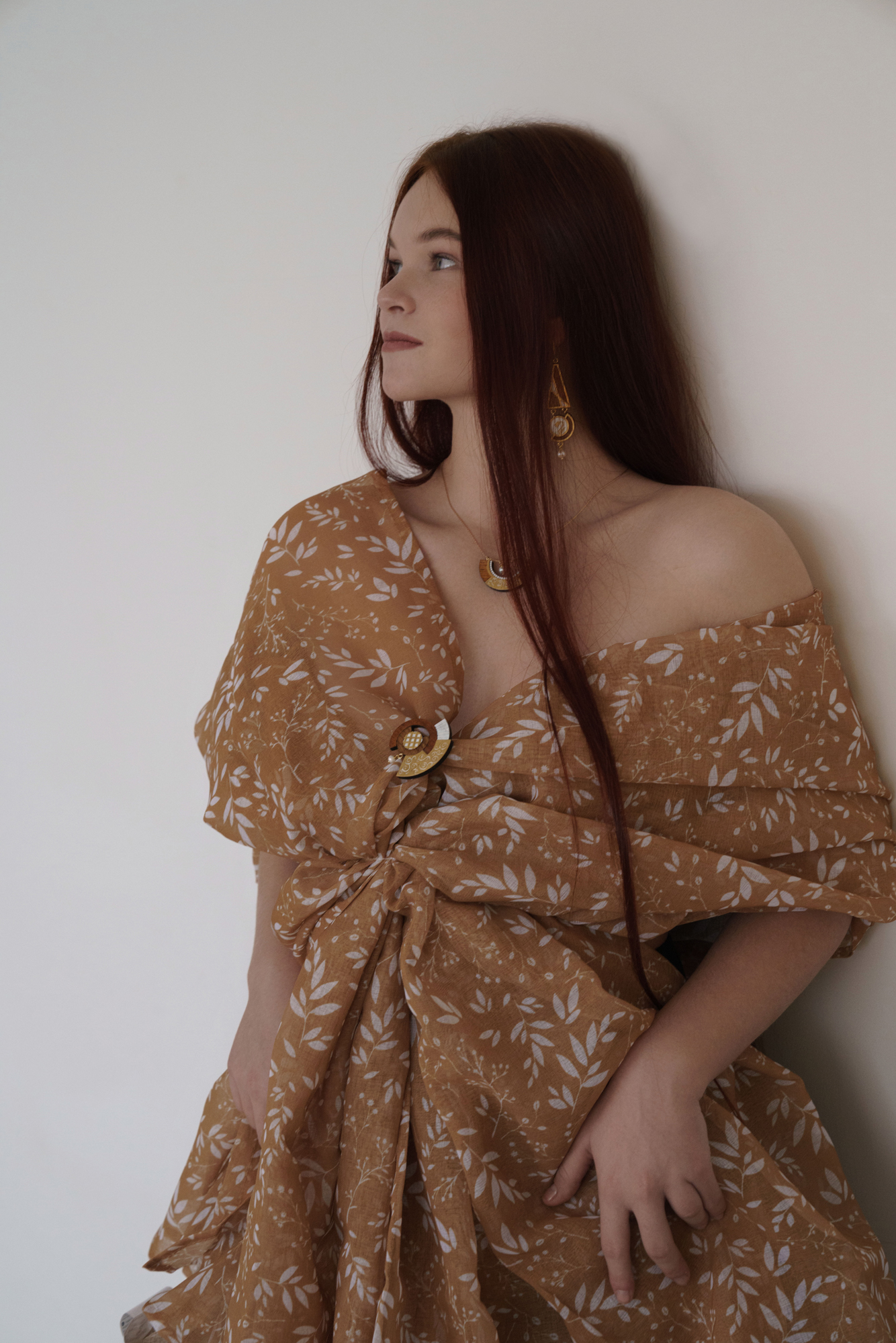 Брошь с белым орнаментом и жемчужиной