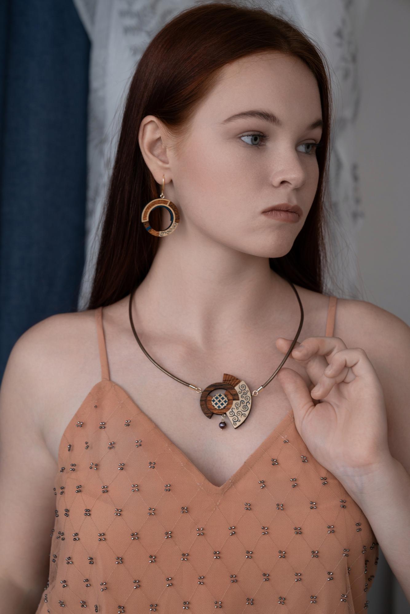 Колье с черной жемчужинй