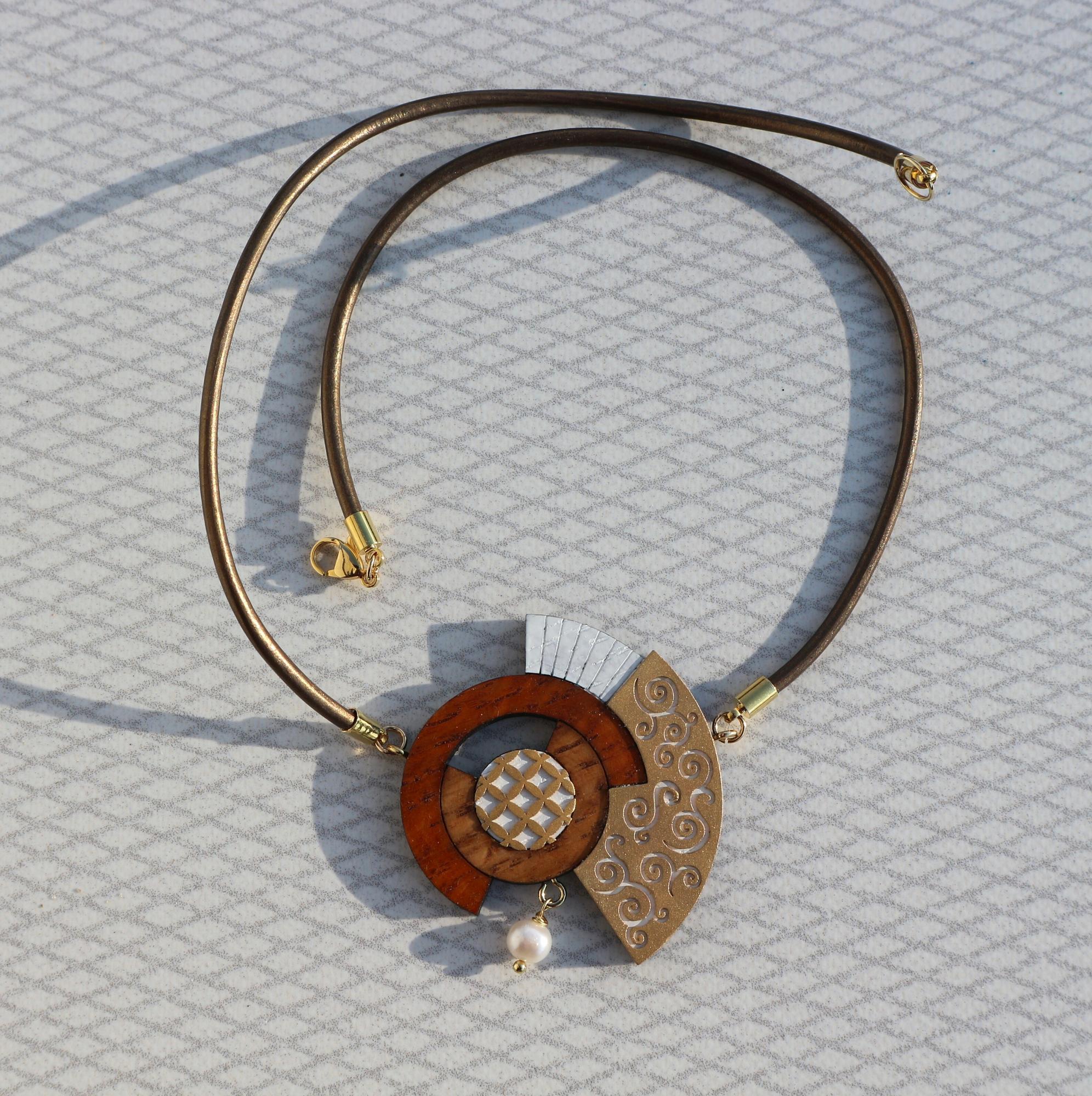 Колье с белой жемчужиной