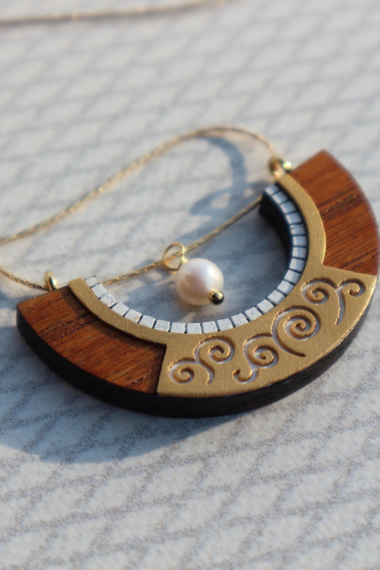 Подвеска с подвижной белой жемчужиной