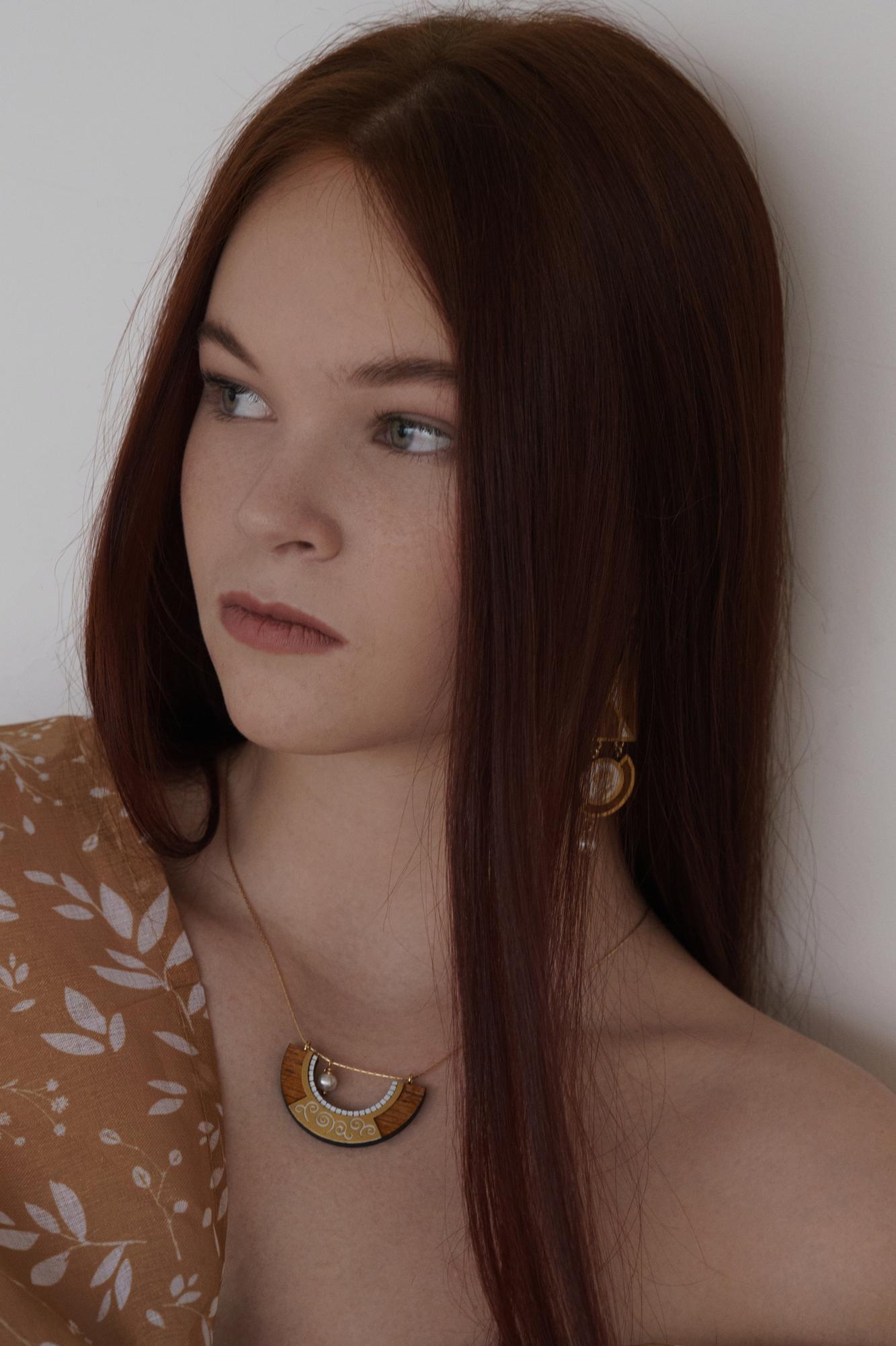 Подвеска с подвижной белой жемчужиной