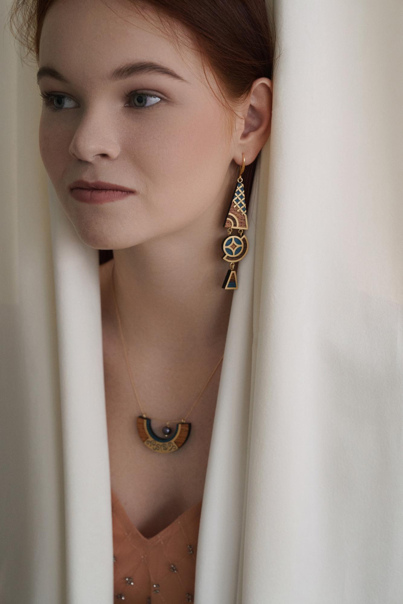 Подвеска с подвижной черной жемчужиной