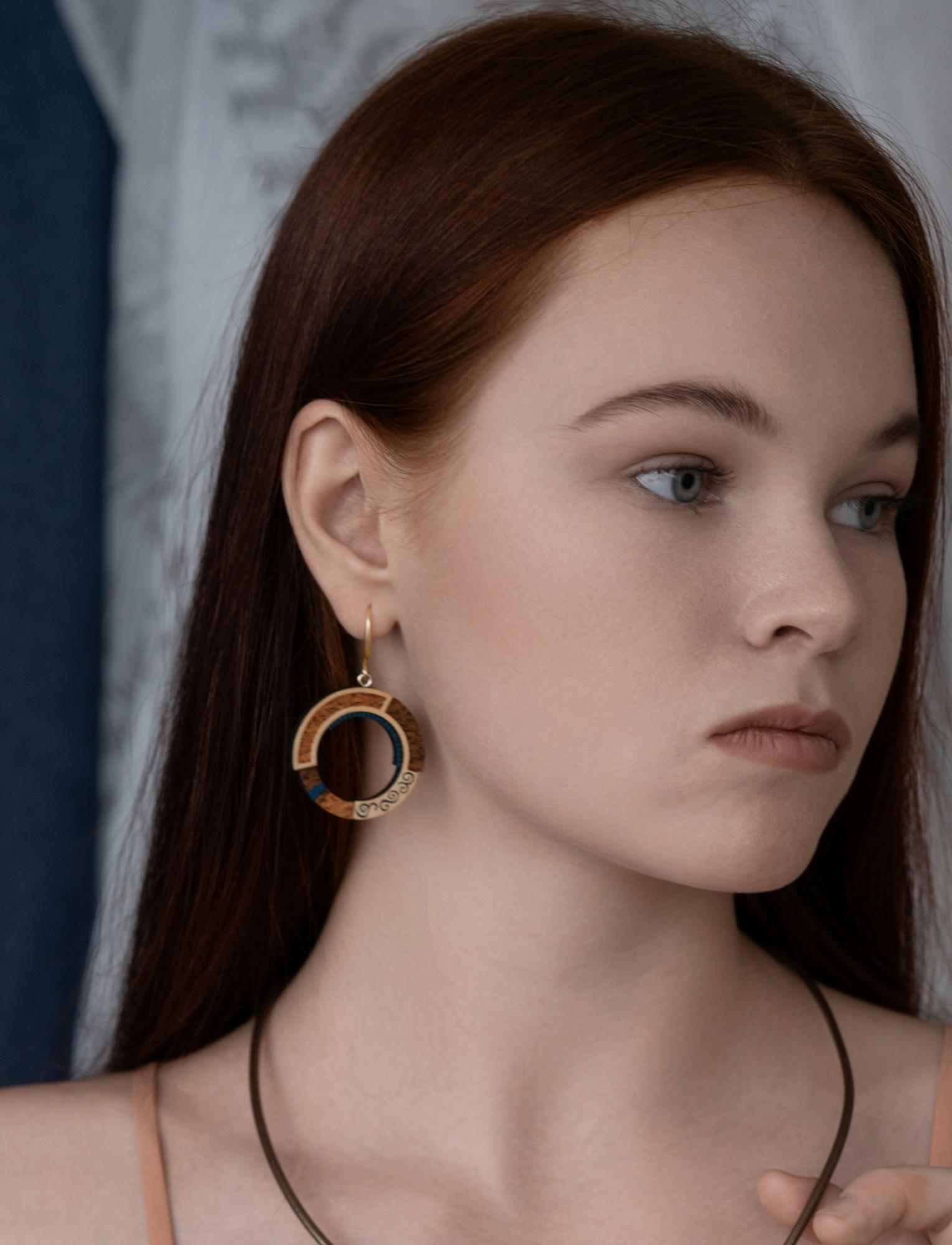 Серьги-кольца с синим орнаментом