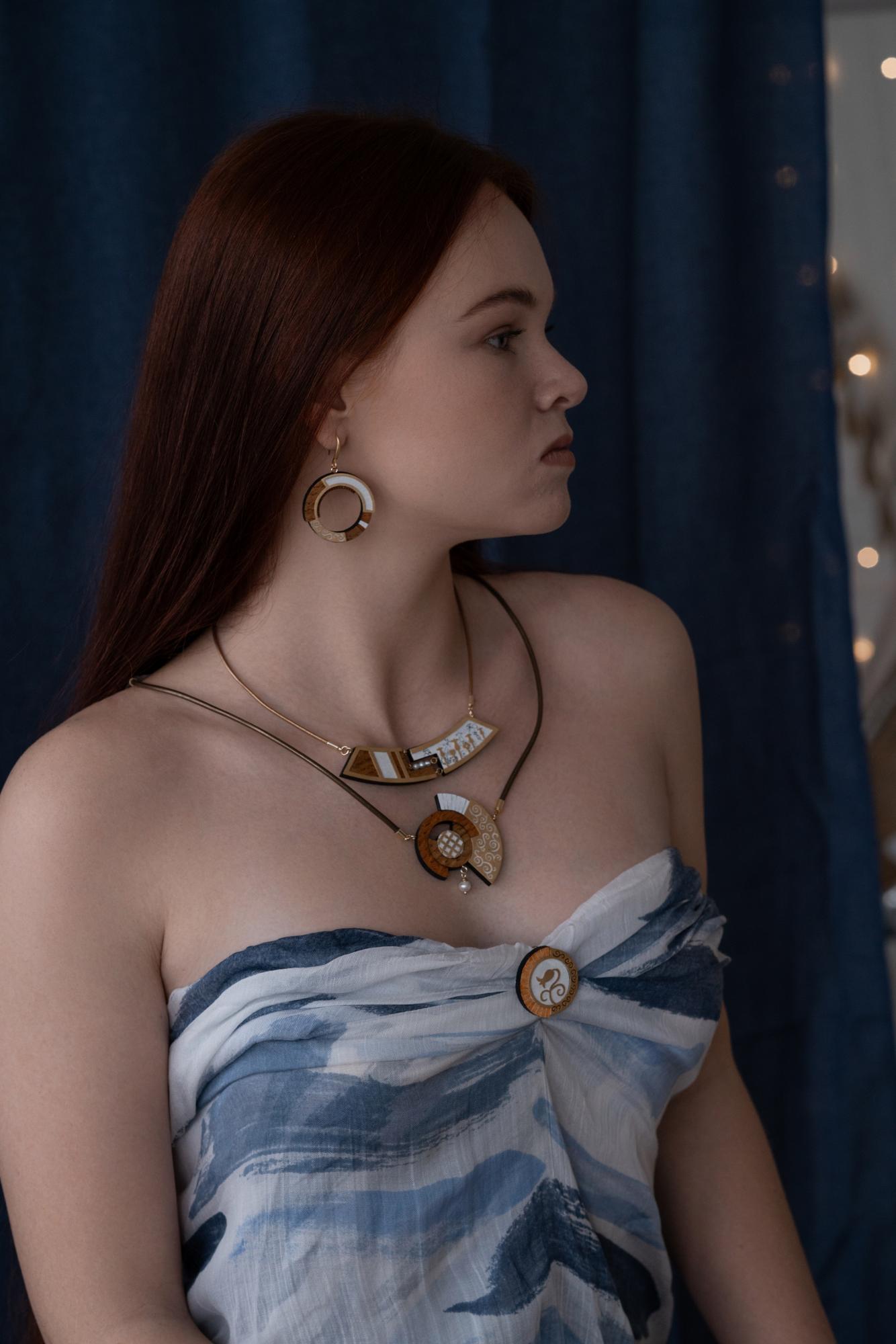 Серьги-кольца с белым орнаментом