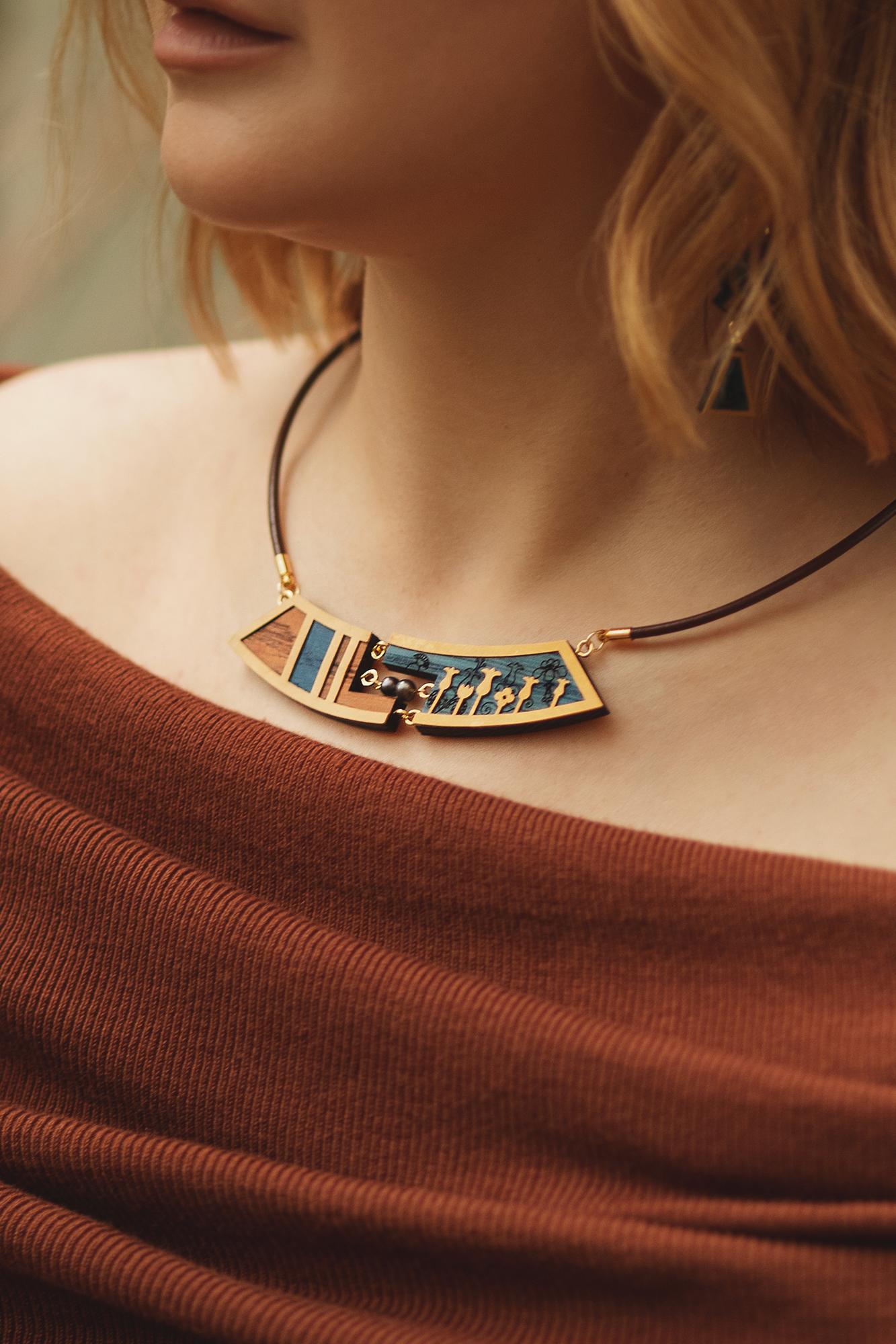 Колье цветами и речным жемчугом