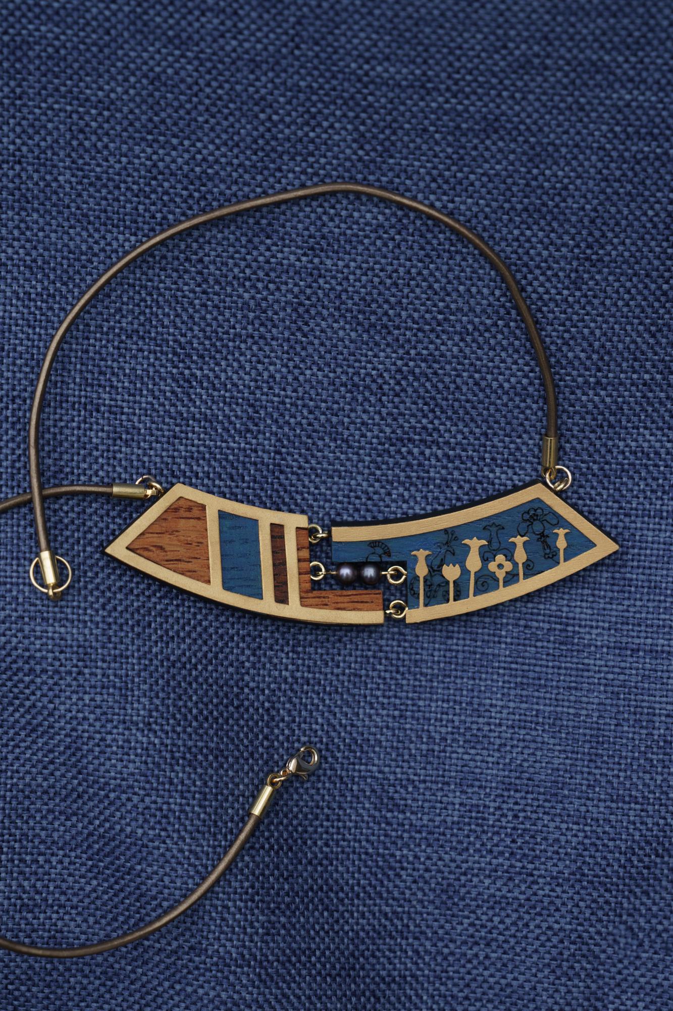 Колье цветами и речным жемчугом