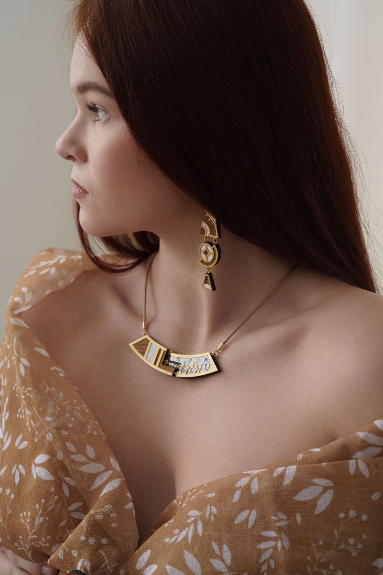 Колье с цветами и речным жемчугом белое