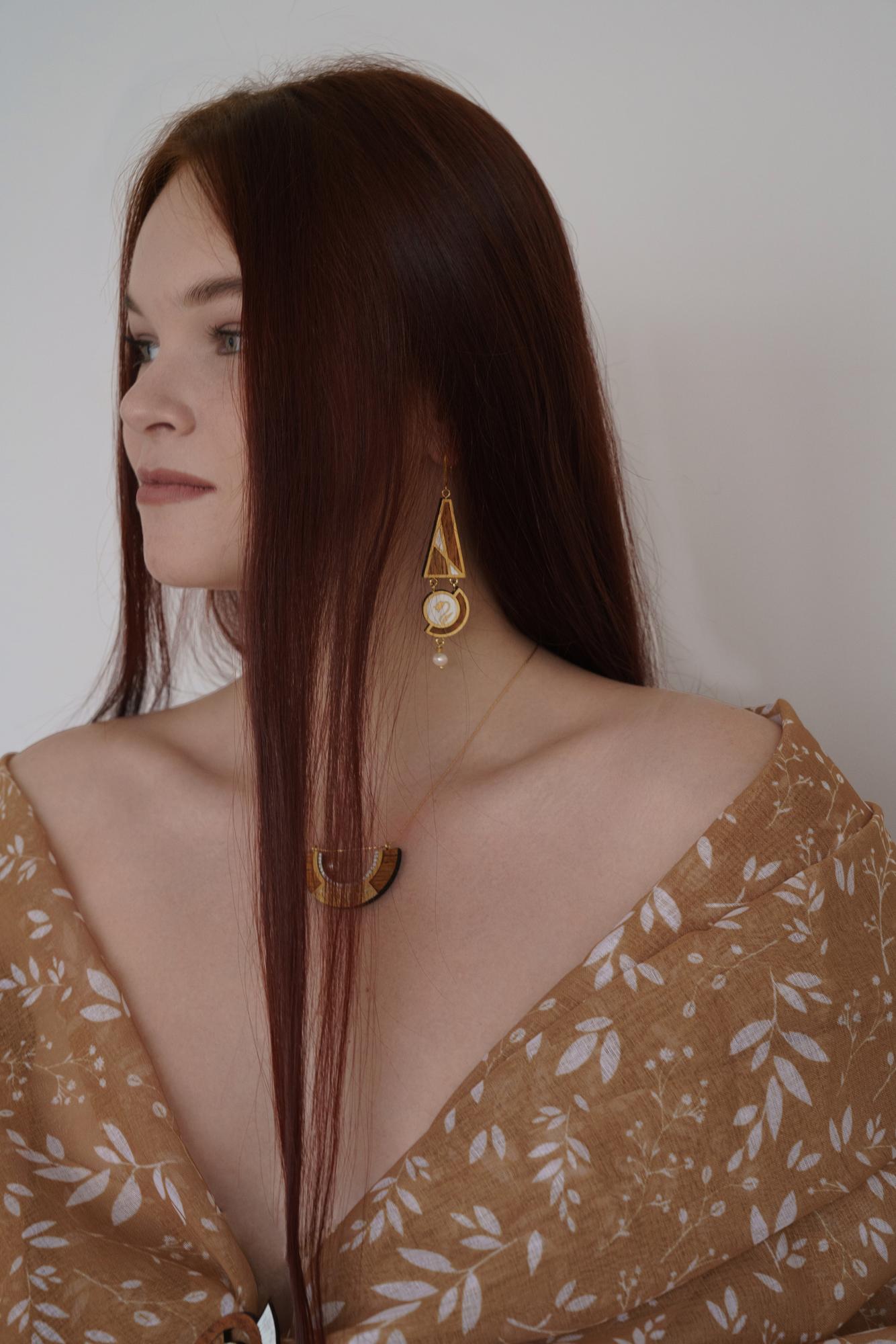 Длинные асимметричные серьги с колокольчиком белые