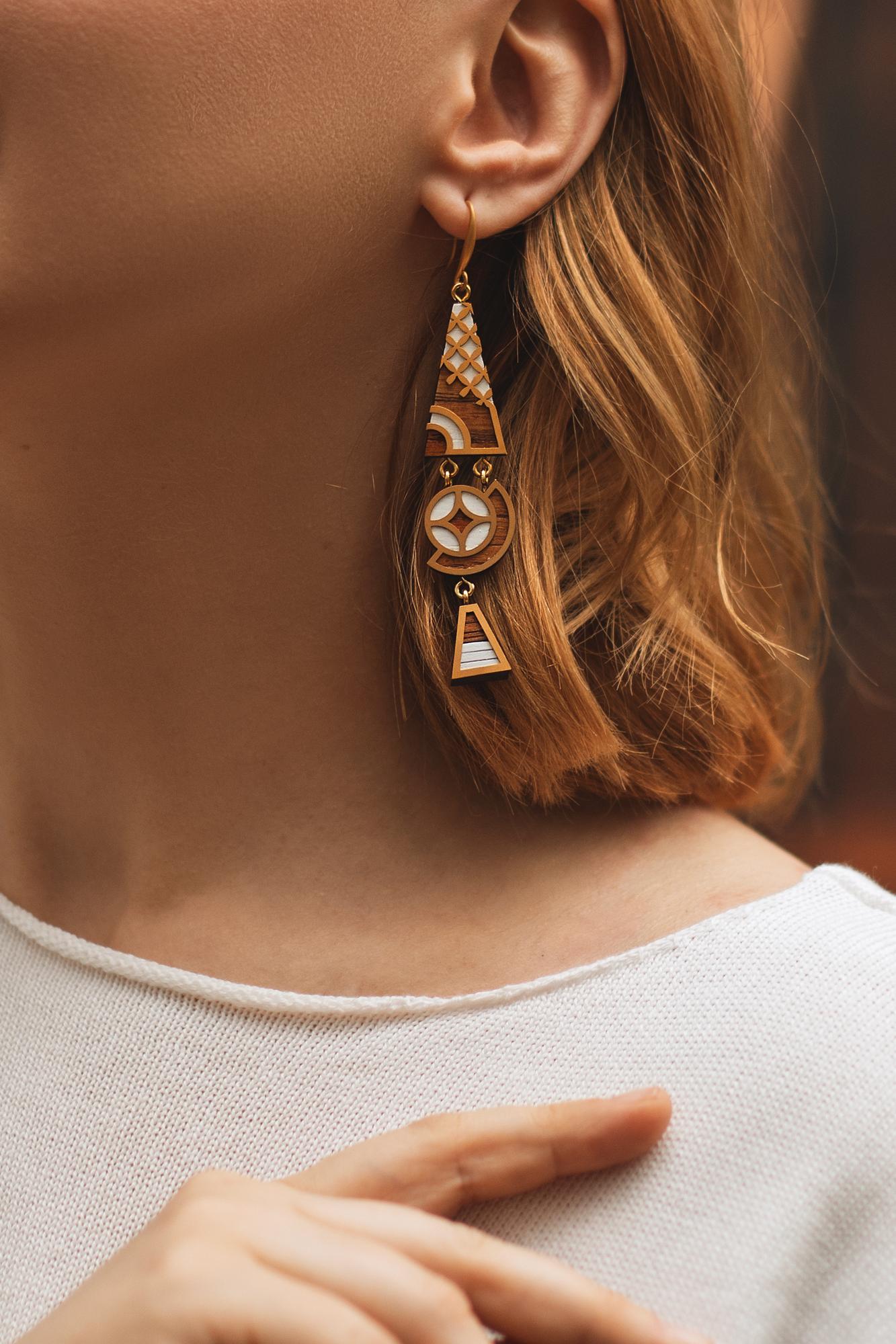 Длинные асимметричные серьги белые