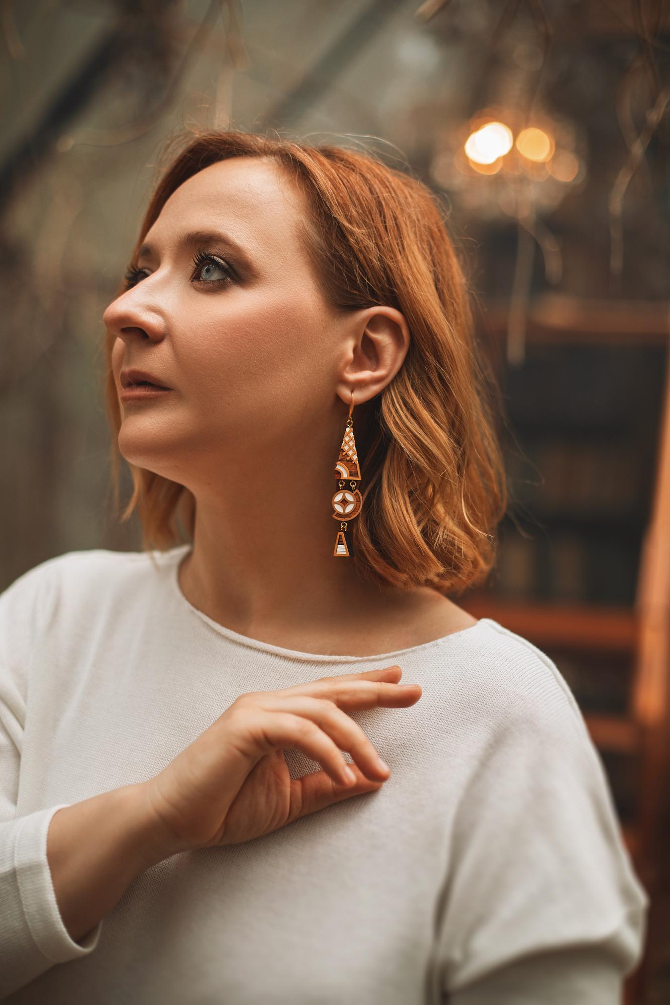 Длинные асимметричные серьги белые