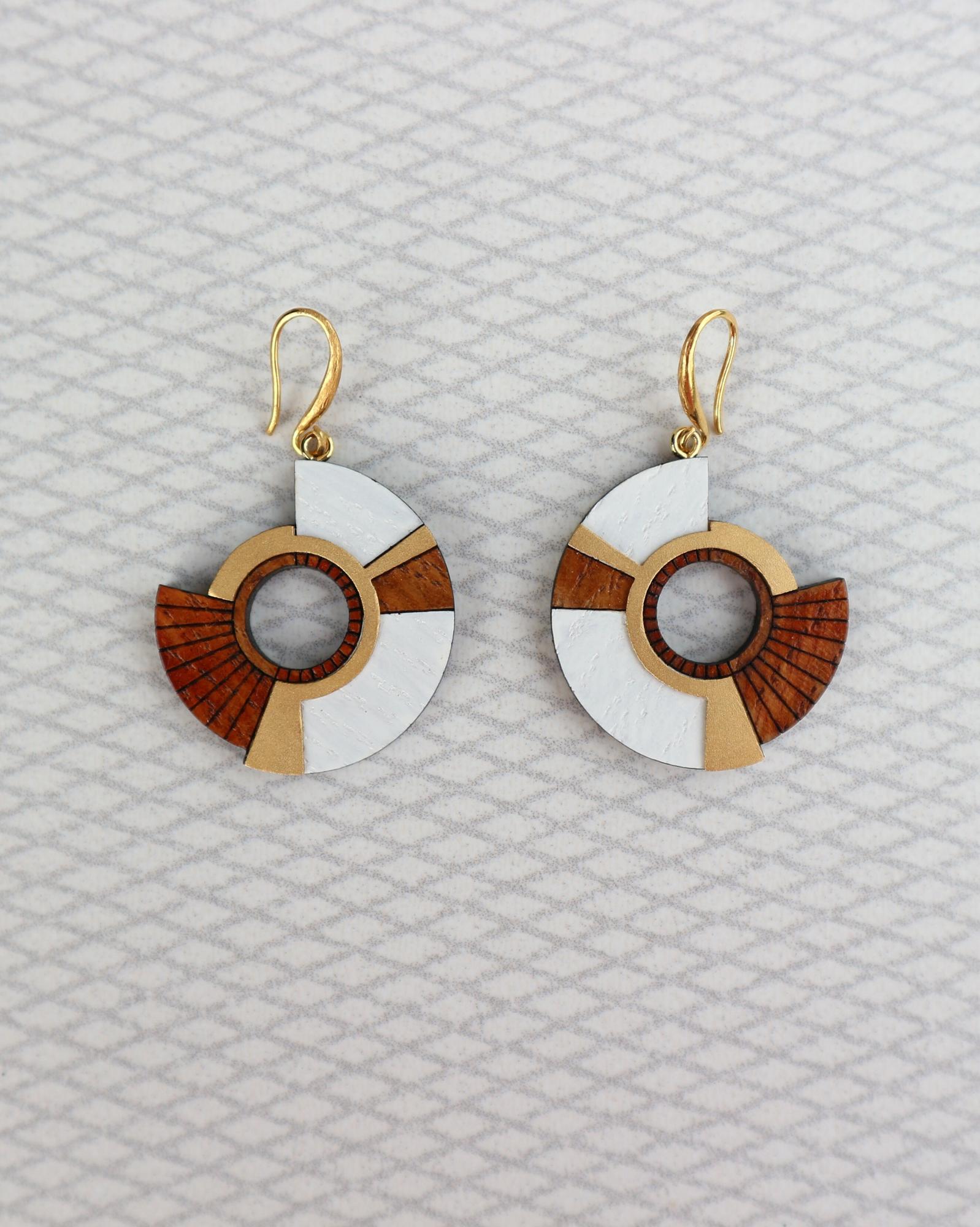 круглые серьги белые