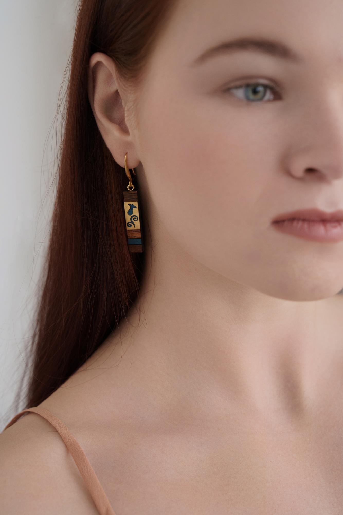 Небольшие серёжки с синим цветком