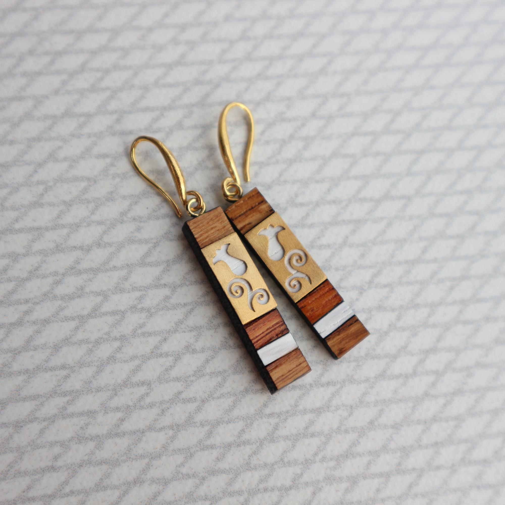 Небольшие серёжки с белым цветком