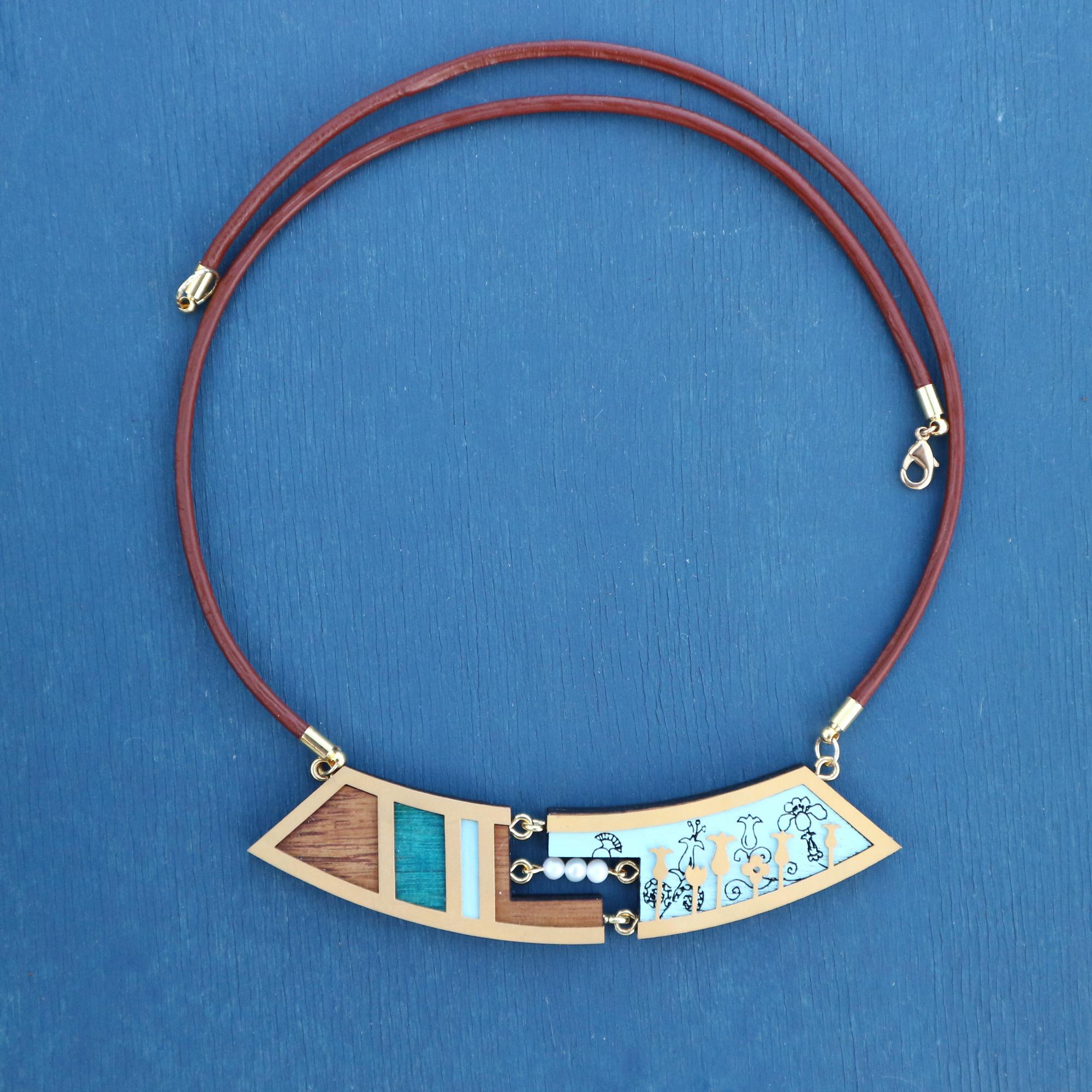 Колье с цветами и речным жемчугом голубое