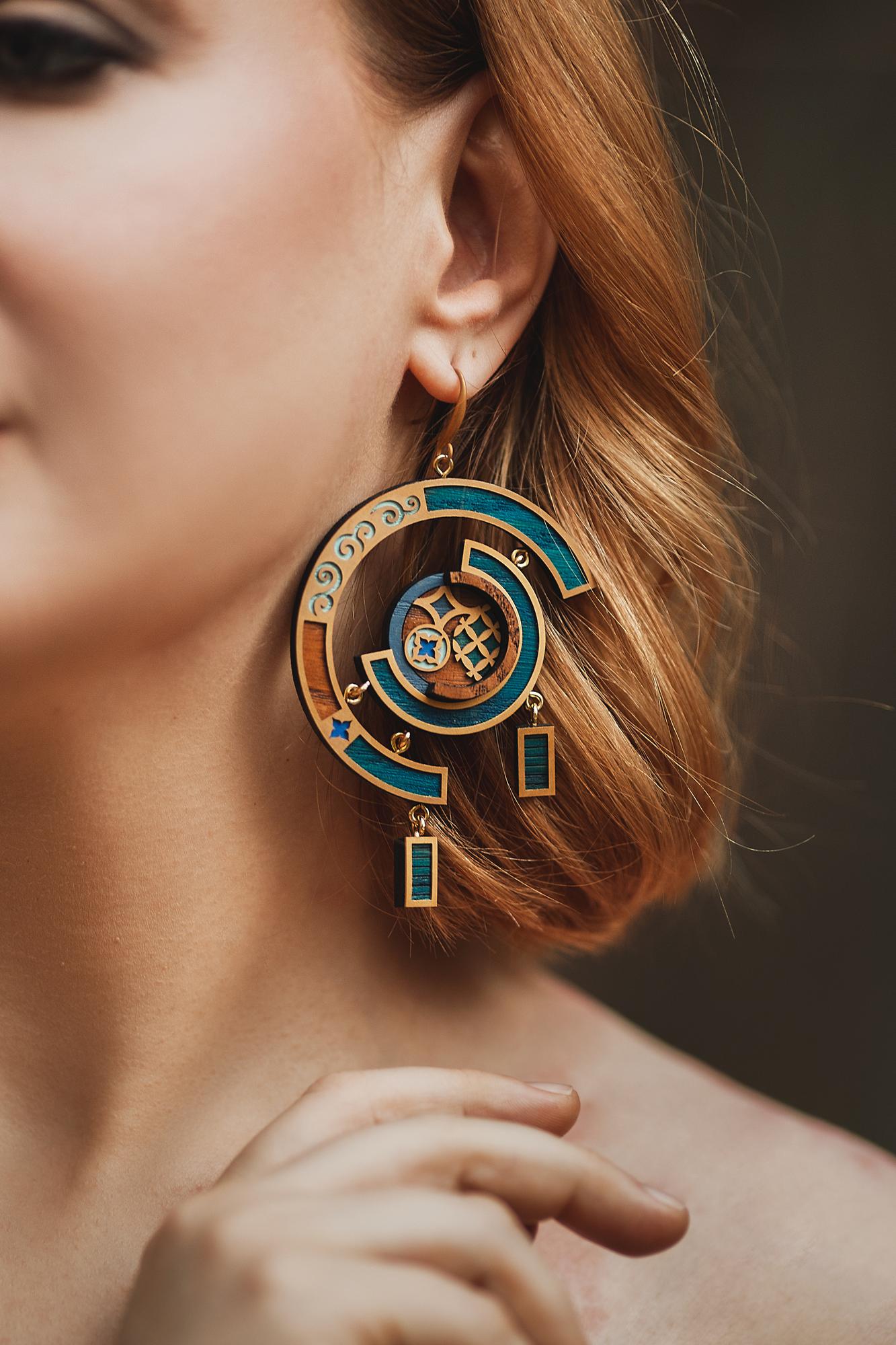 Объемные асимметричные серьги сине-зелёные