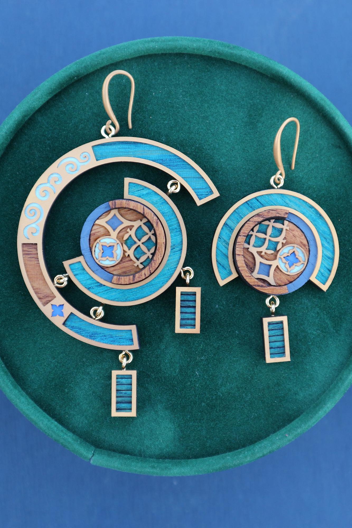 Объемные асимметричные серьги сине-зелёные