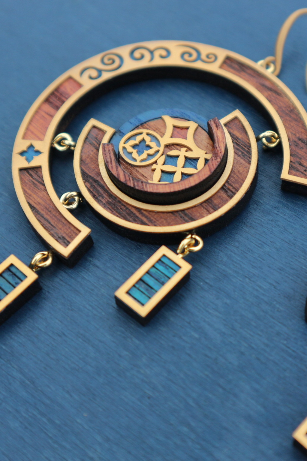 Объемные асимметричные серьги тёмно-коричневые с синим