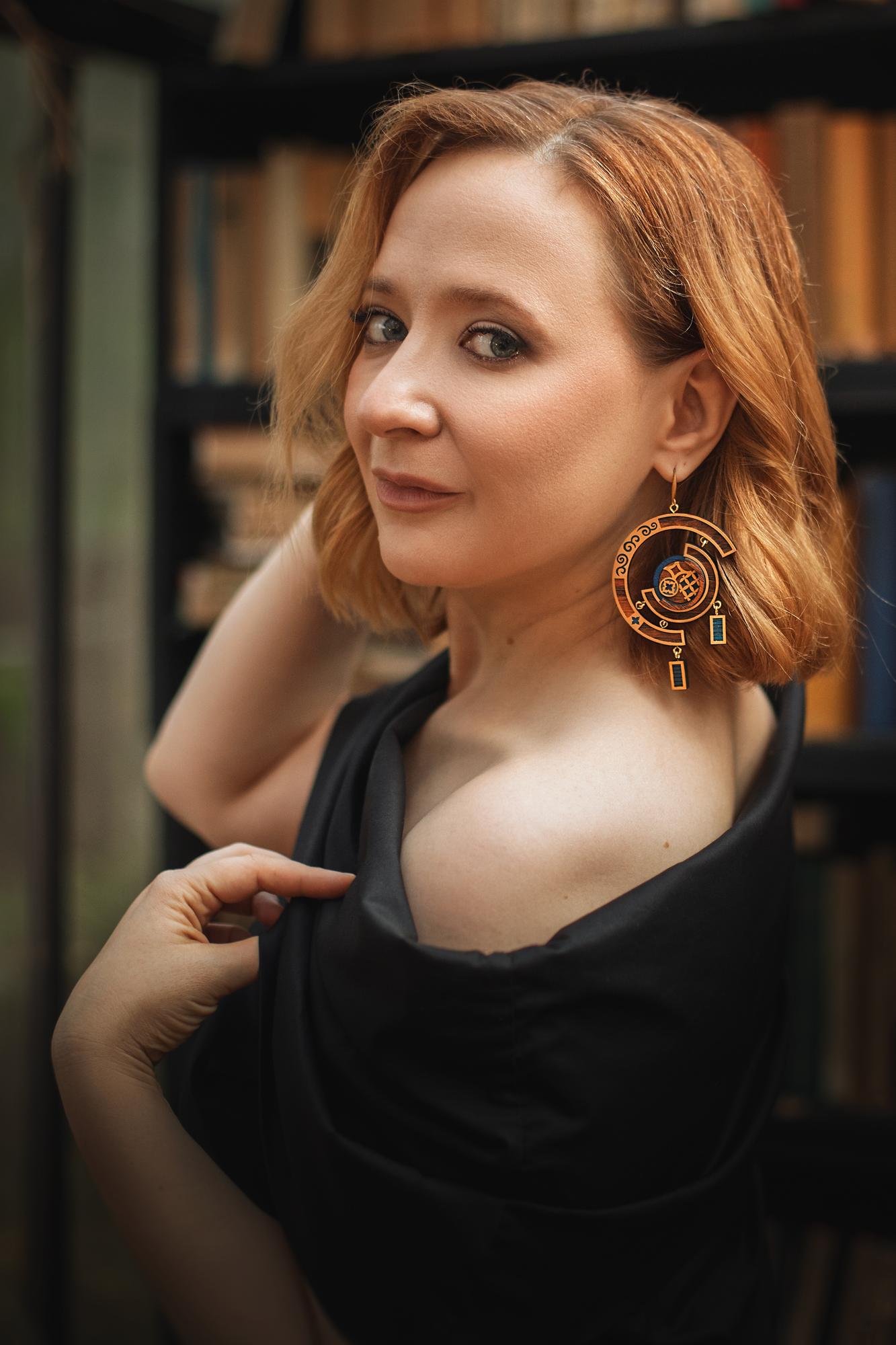 Объемные асимметричные серьги тёмно-коричневые с синим