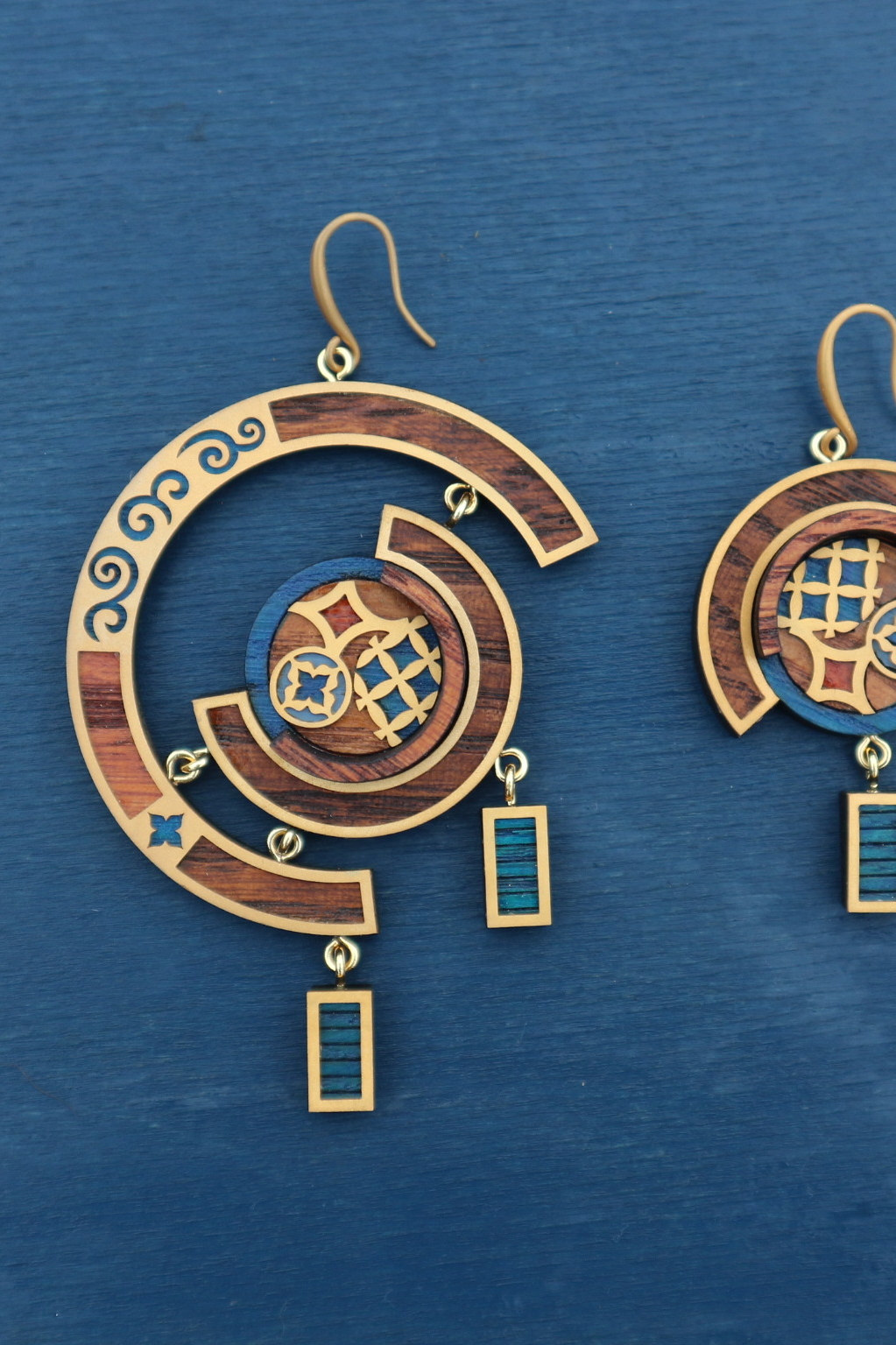 Объемные асимметричные серьги синие