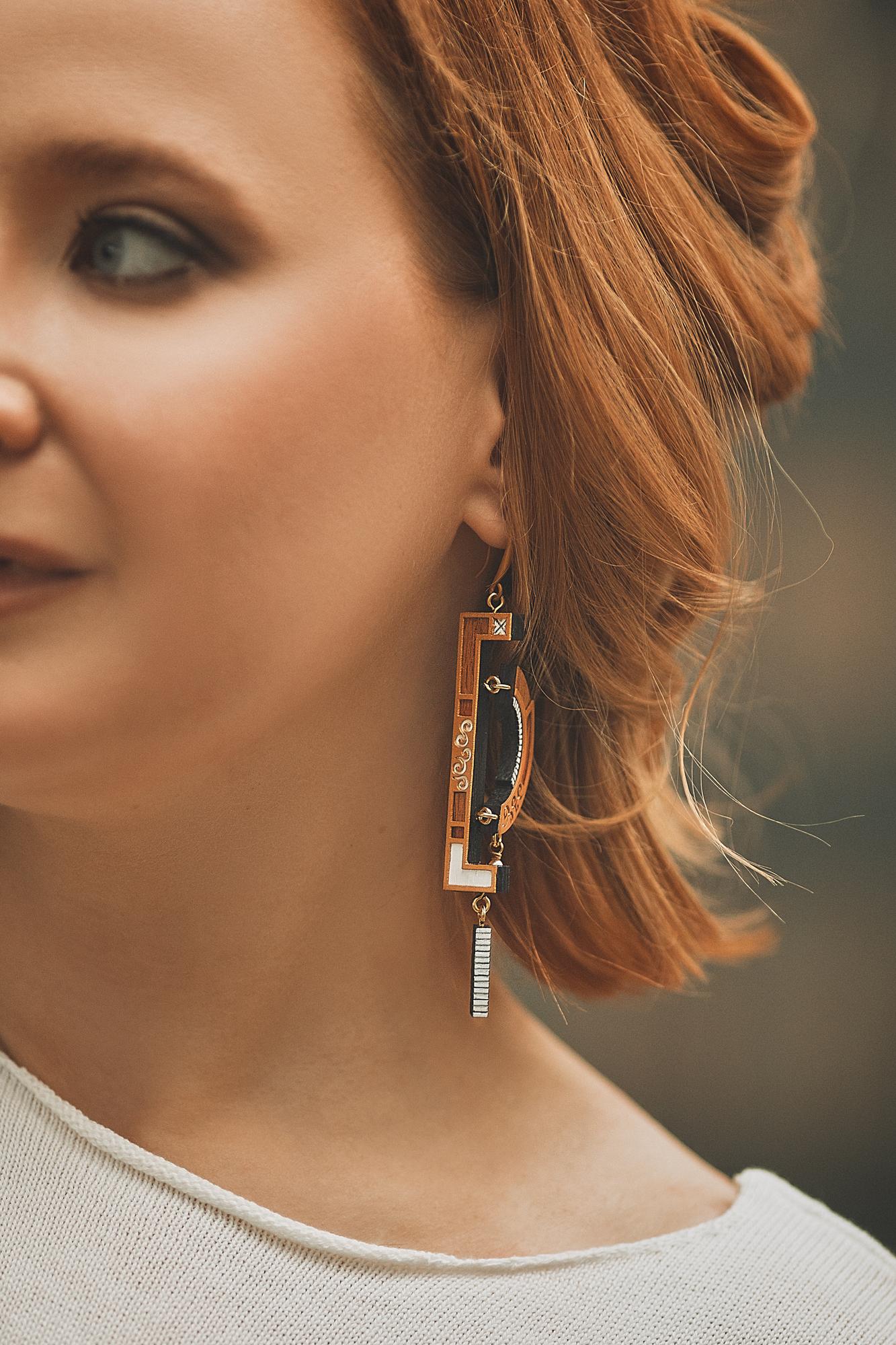 Серьги сложной формы белые