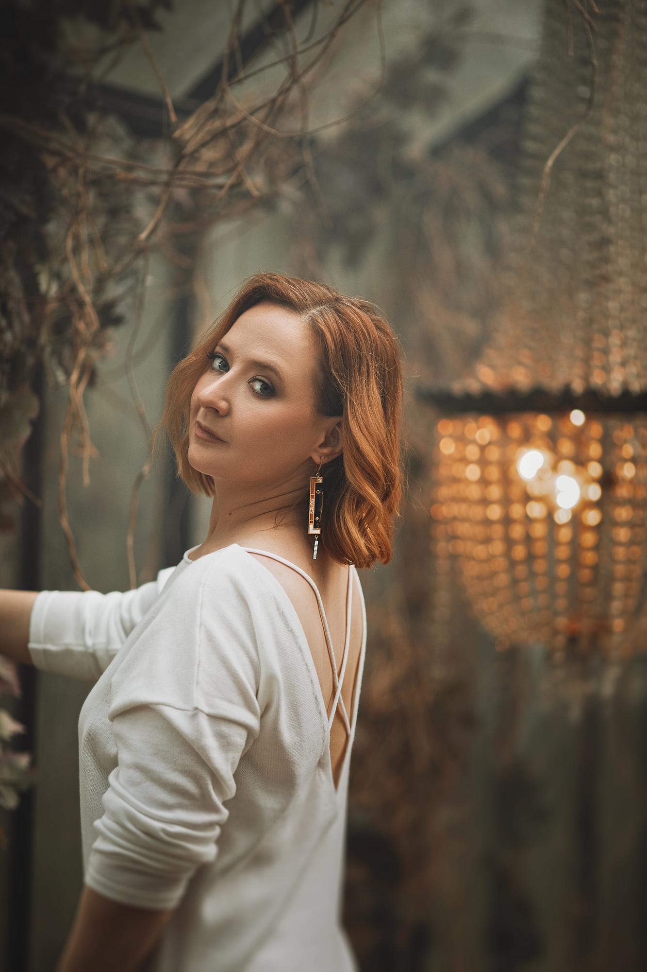 Серьги сложной формы белые