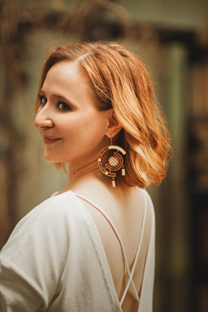 Объемные асимметричные серьги белые