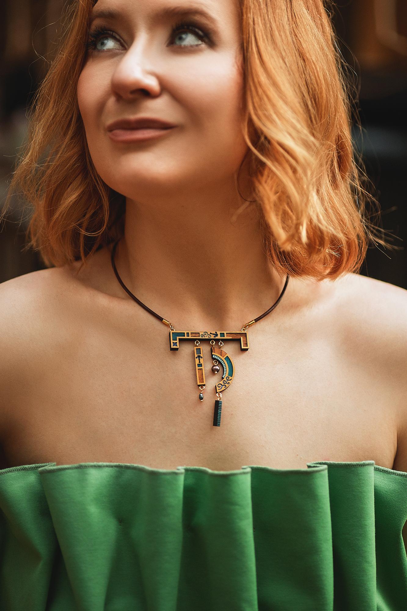 Колье из дуба и позолоченной латуни №3