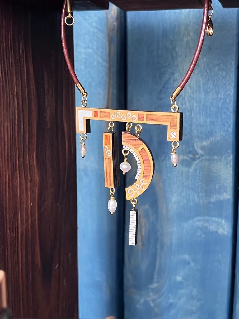 Колье из дуба и позолоченной латуни №3 белое