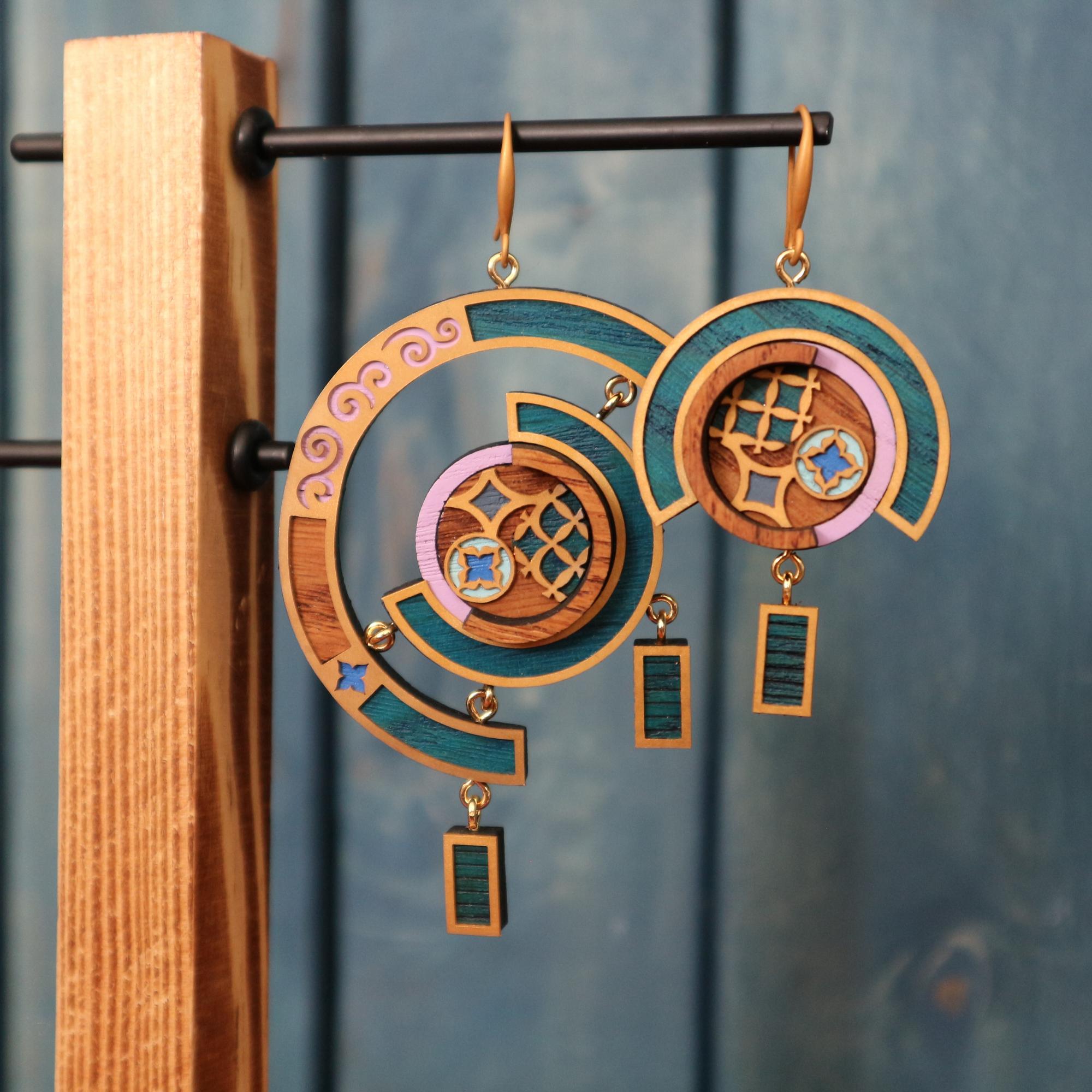 Объёмные асимметричные серьги с сиреневыми элементами