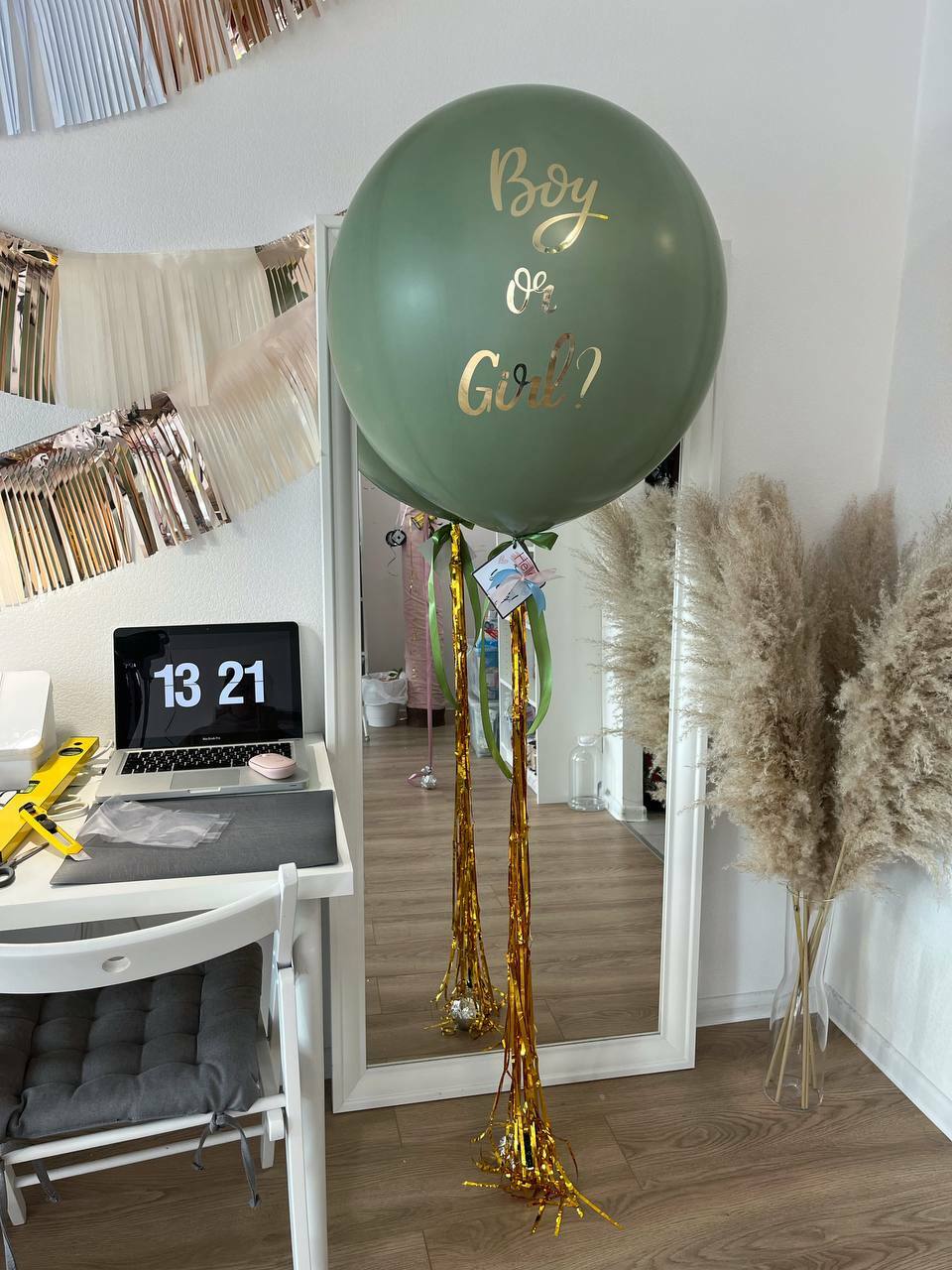 Гендер-шар цвета Green forest с золотым дождиком