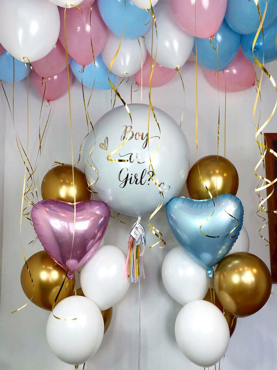 Белый гендер шар с двумя связками и шарами в потолок