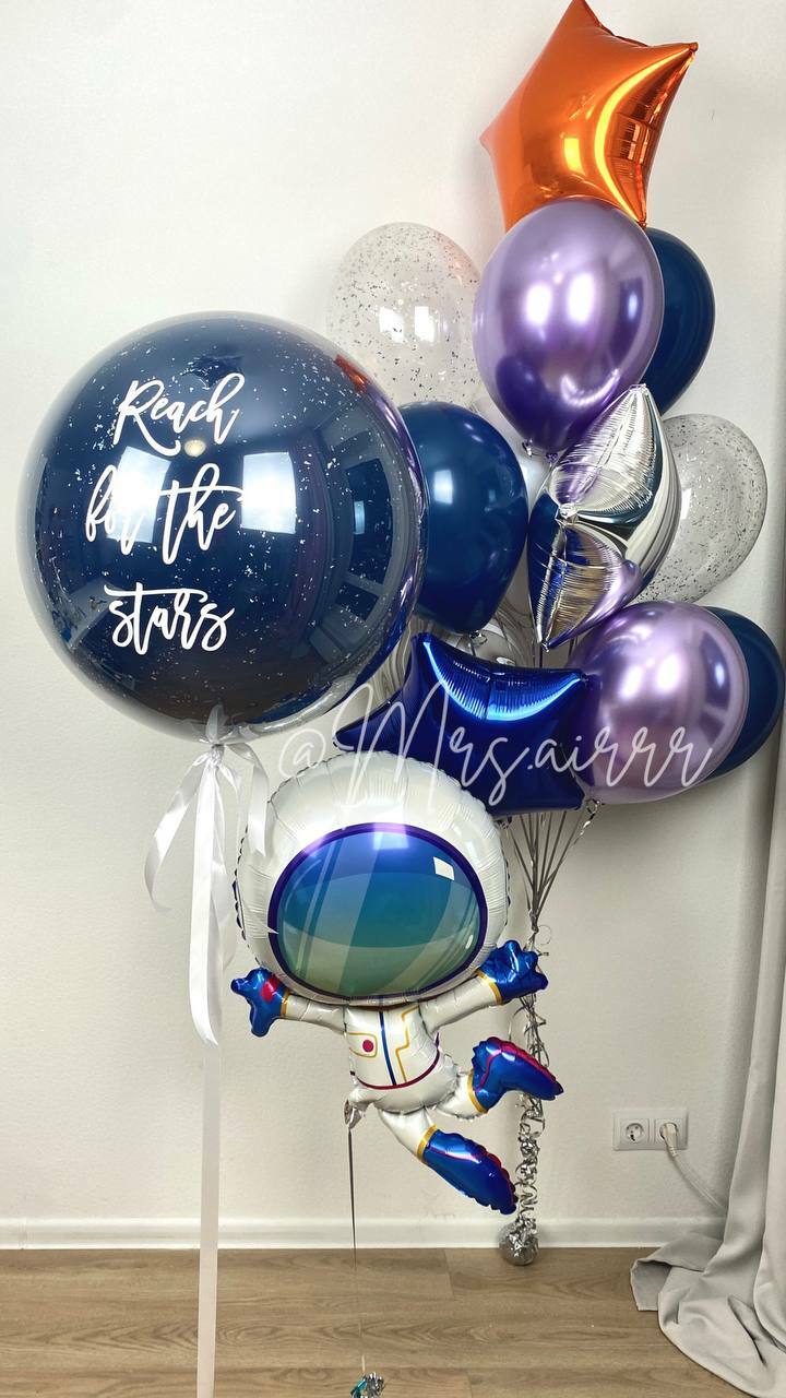 Космонавт со стеклянным шаром