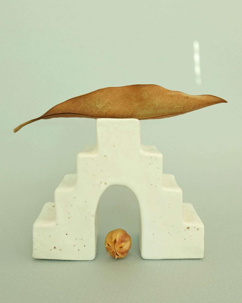 Керамический подсвечник в виде арки