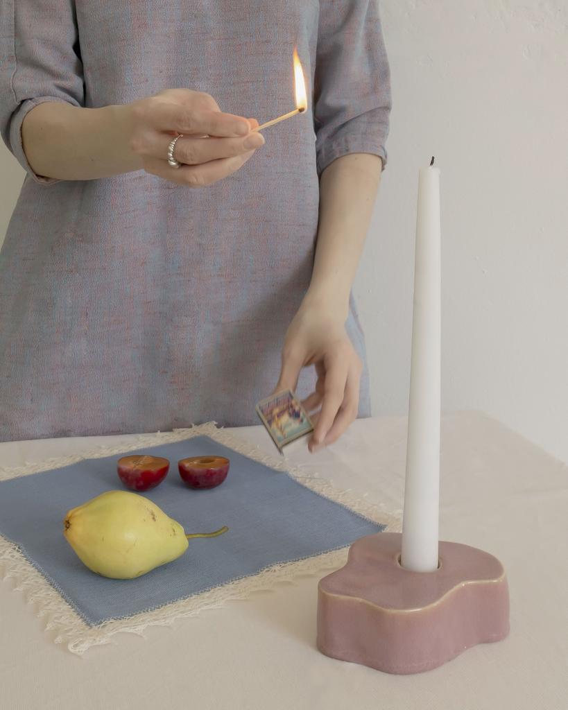 Керамический розовый подсвечник для столовой свечи