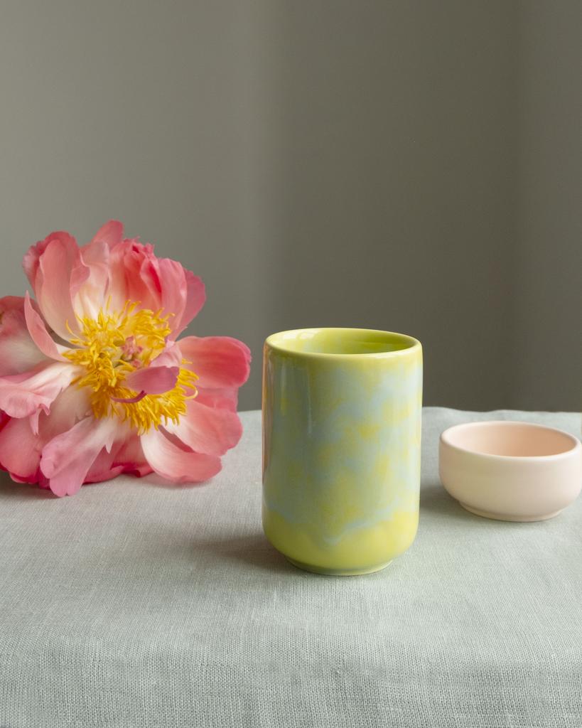 лимонный стакан в сервировке