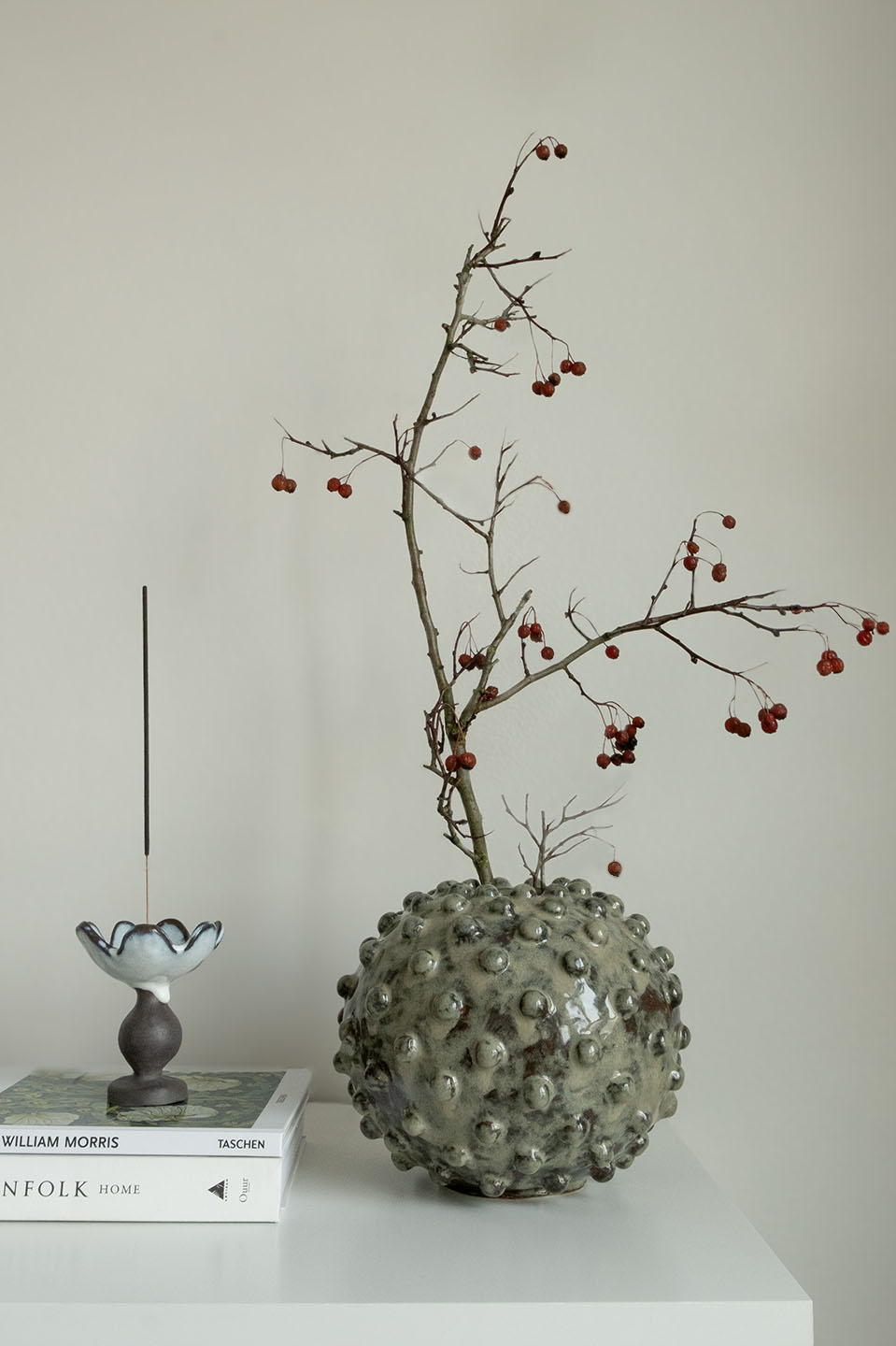 ваза и подставка для аромапалочек от мастерской Очертания