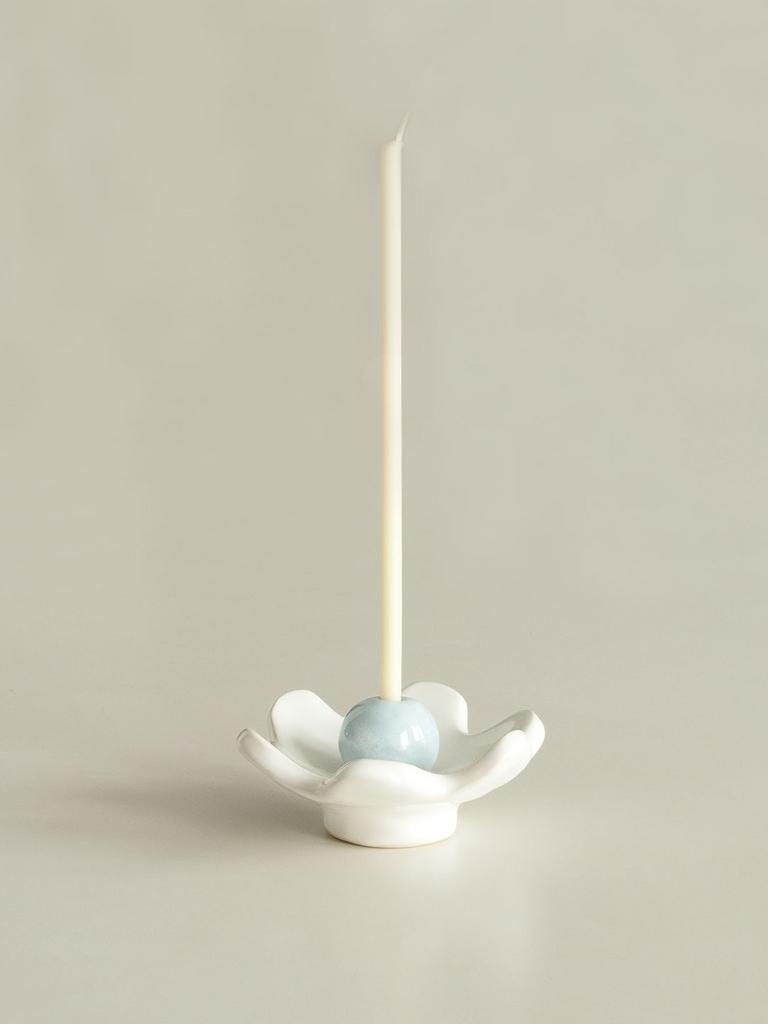 Подсвечник в форме цветка для тонкой свечи