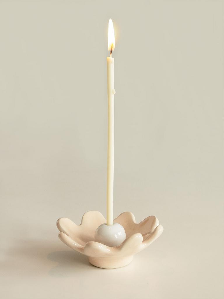 Подсвечник для тонкой свечи в форме цветка персиковый