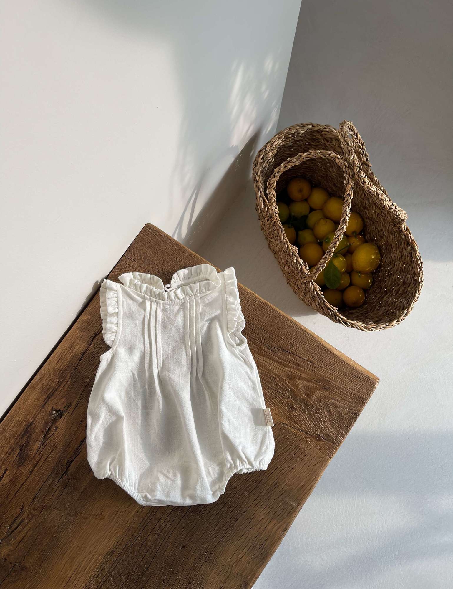 Хлопково-льняной боди без рукавов