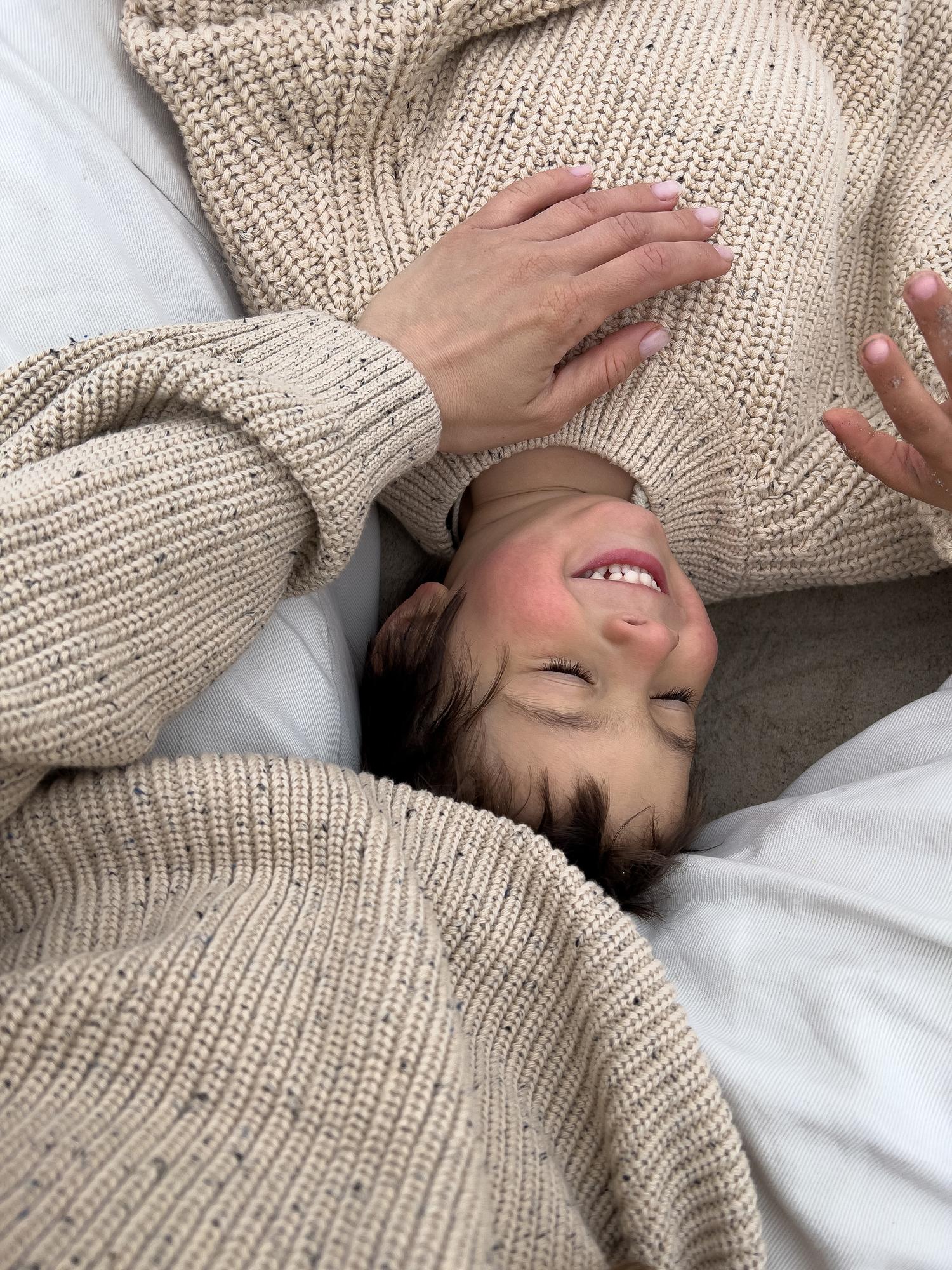 Свитер капучино с черной точкой