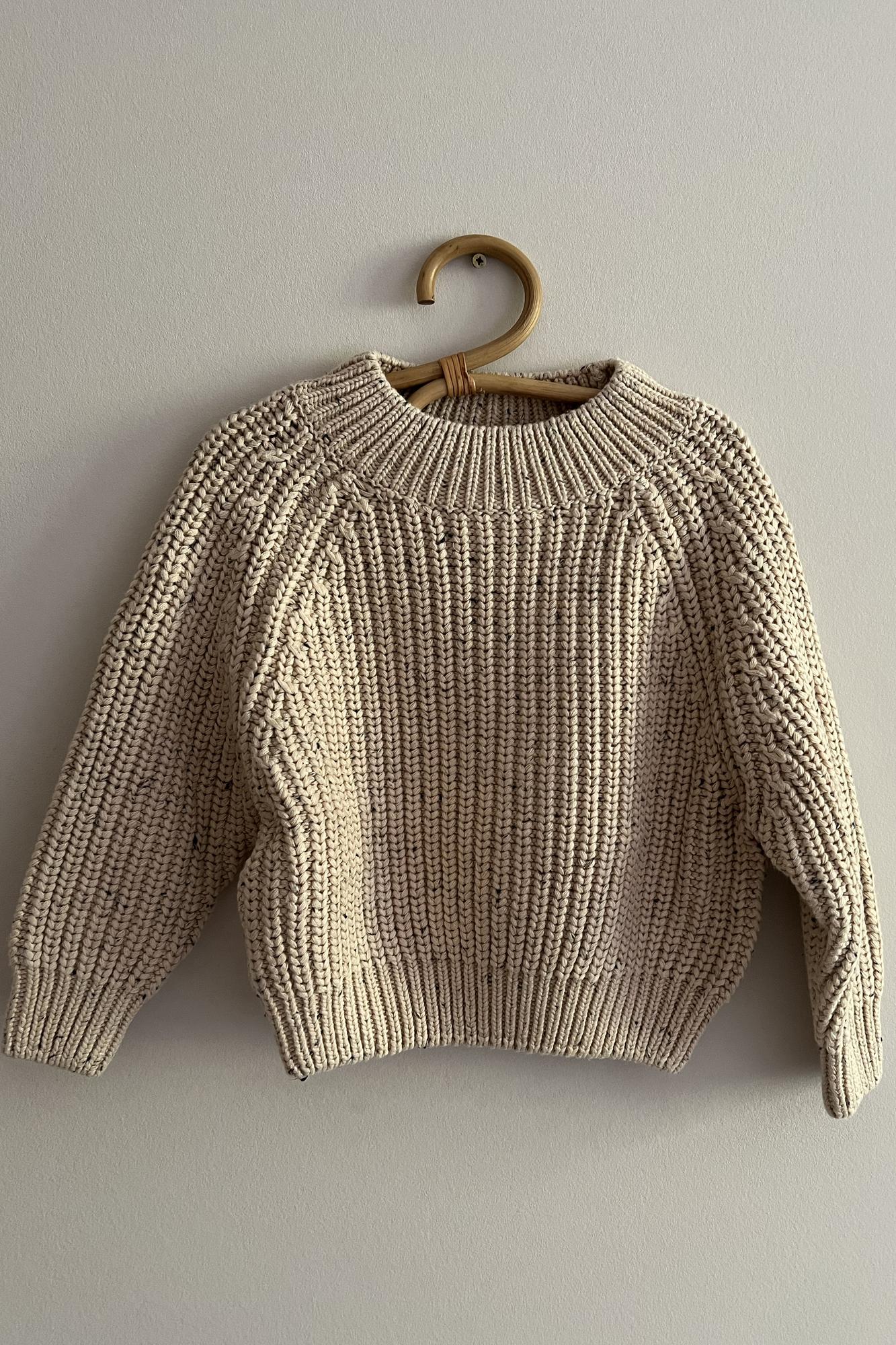 Свитер капучино с черной точкой