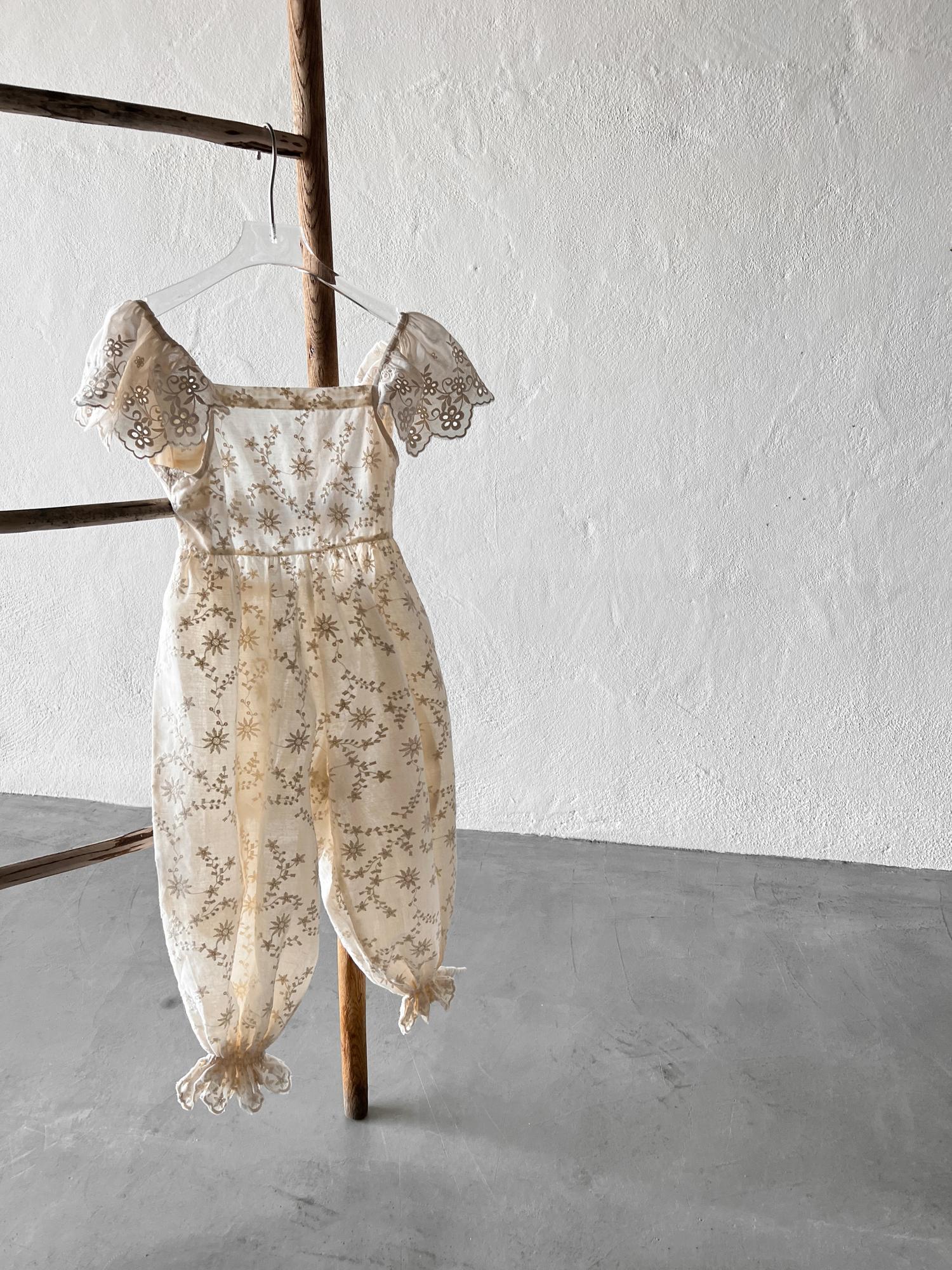 Комбинезон бежевый с кружевом