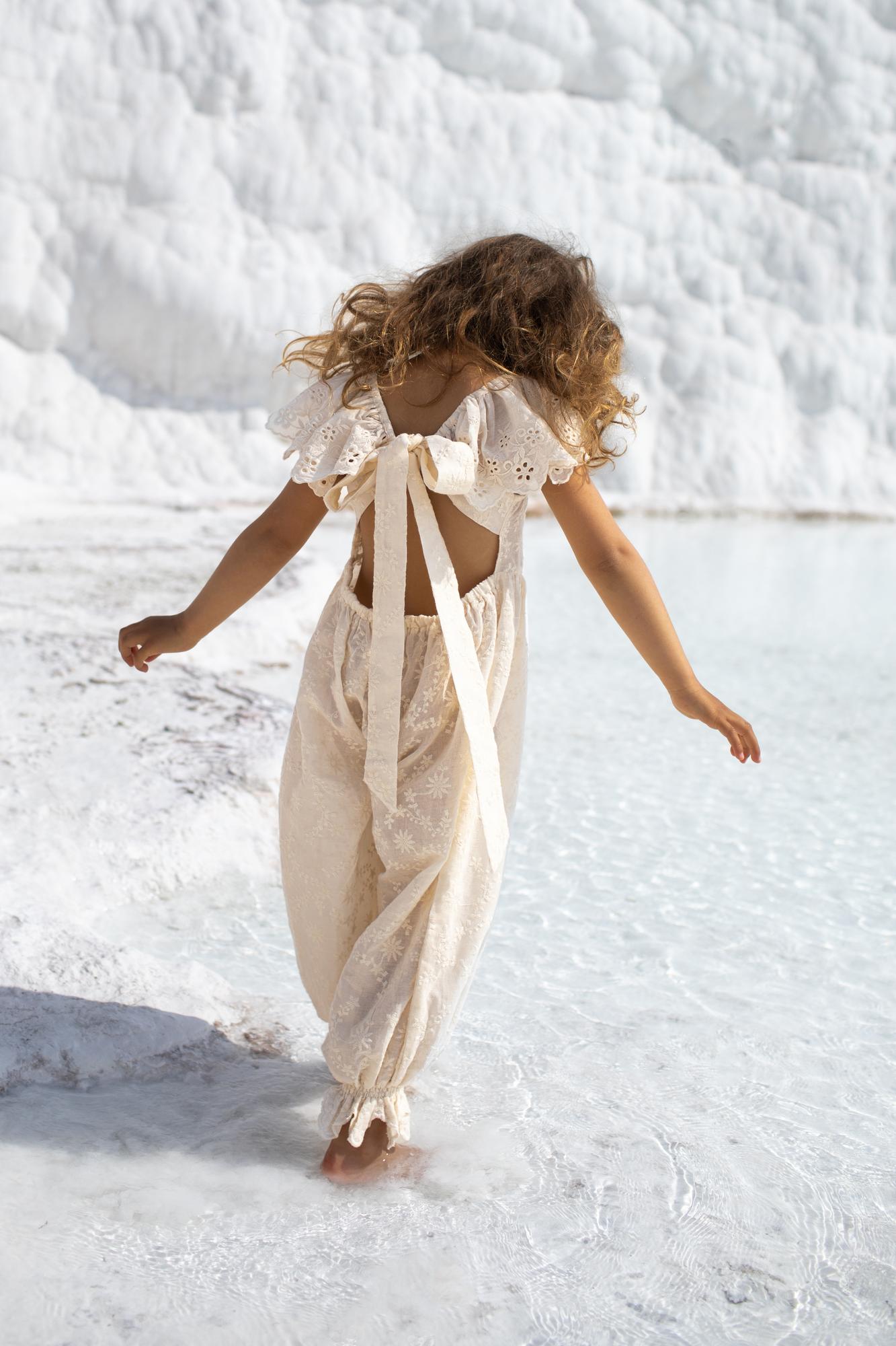 Комбинезон бежевый с кружевом