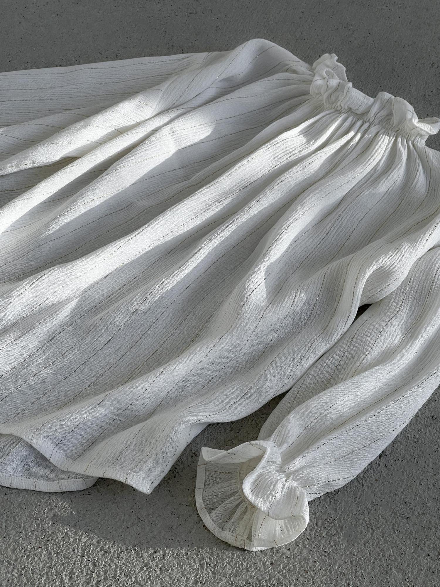 Белая блуза с золотой нитью