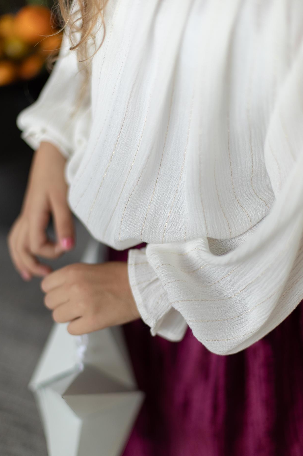 Белая блуза с золотой нитью