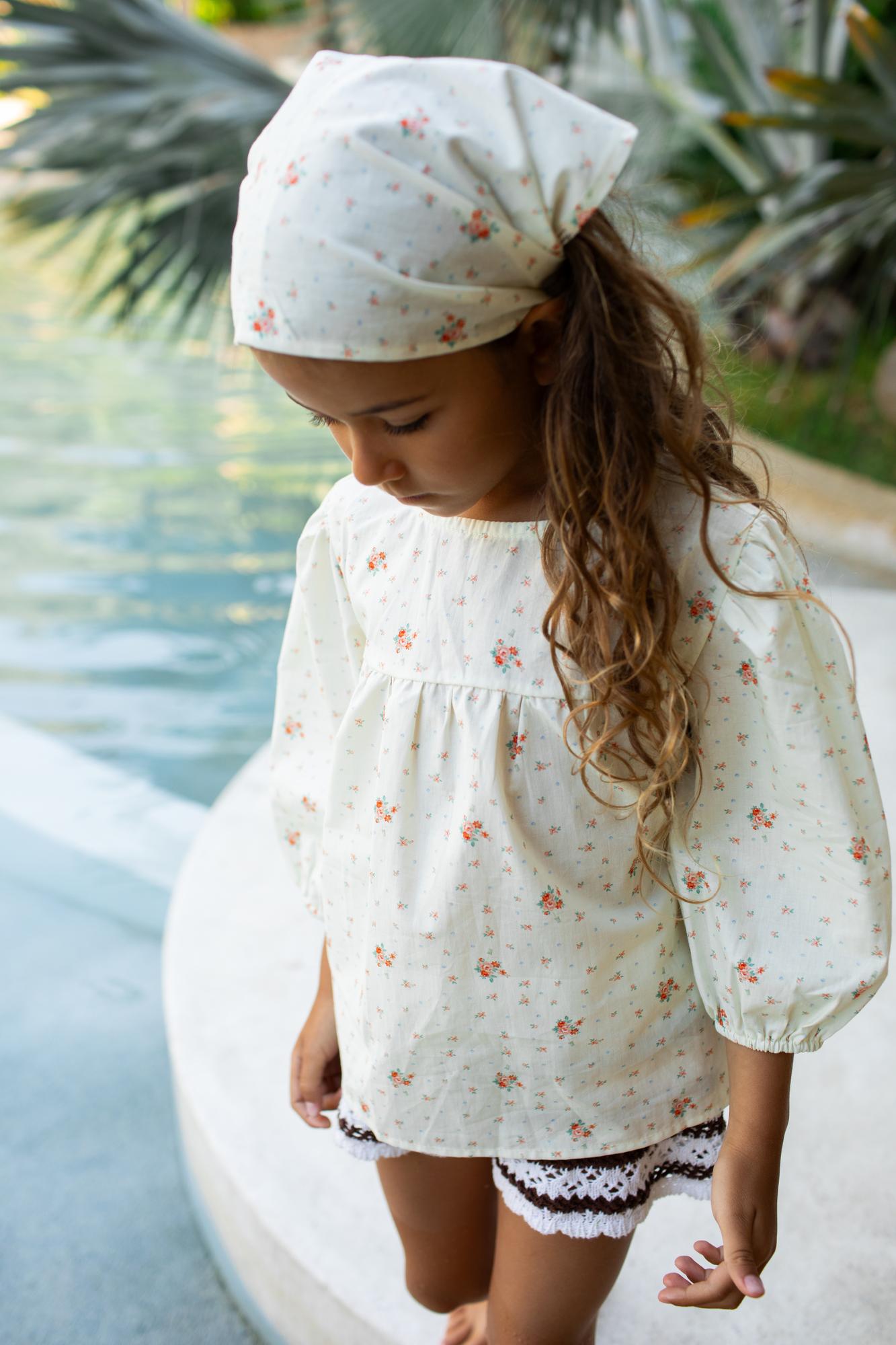 Блуза нежно-желтая в цветочный принт