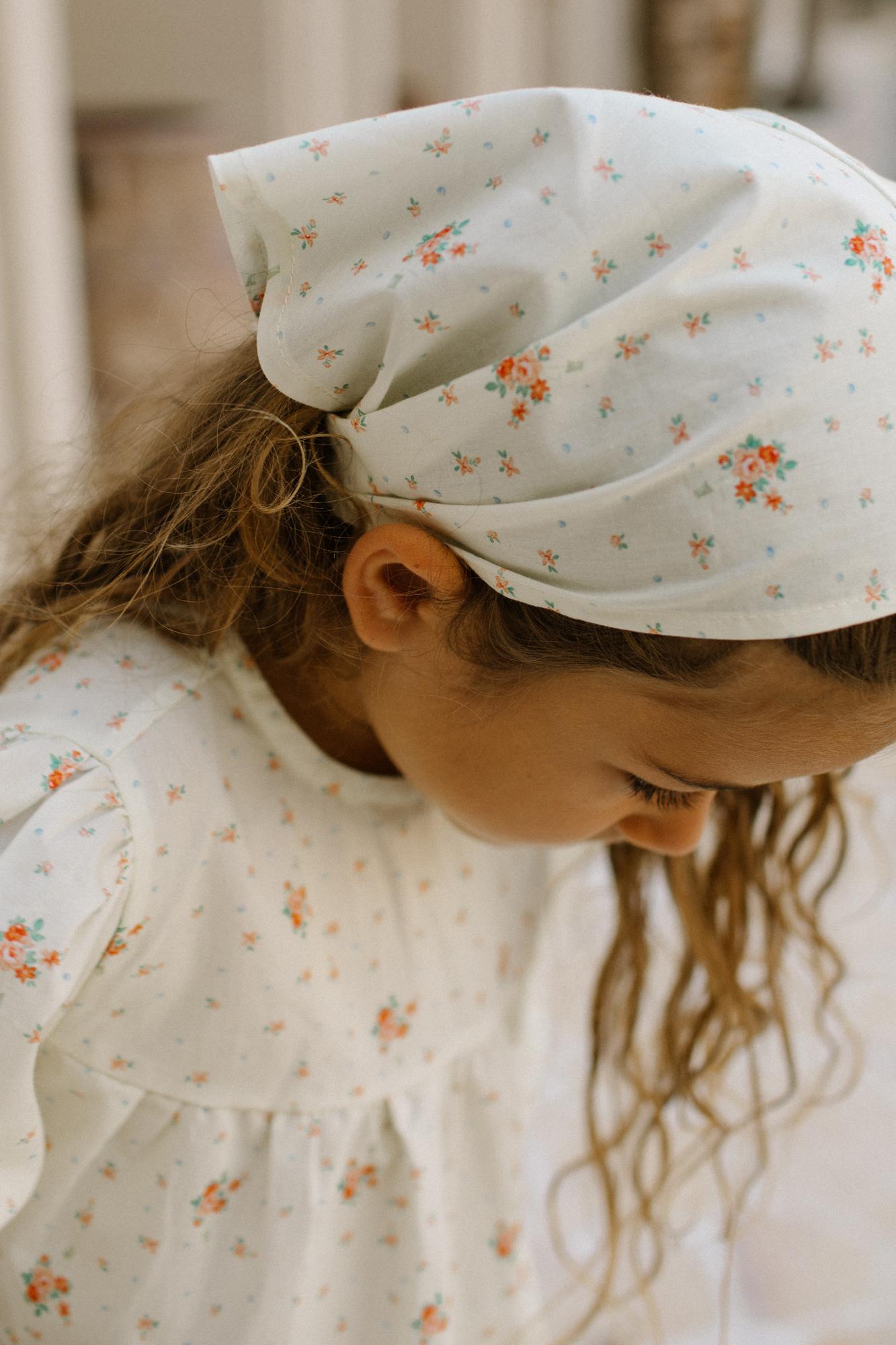 Косынка нежно-желтая в цветочный принт