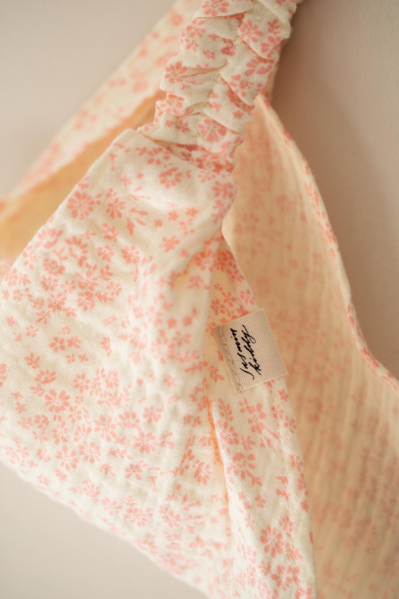 Косынка персиковая в цветочный принт