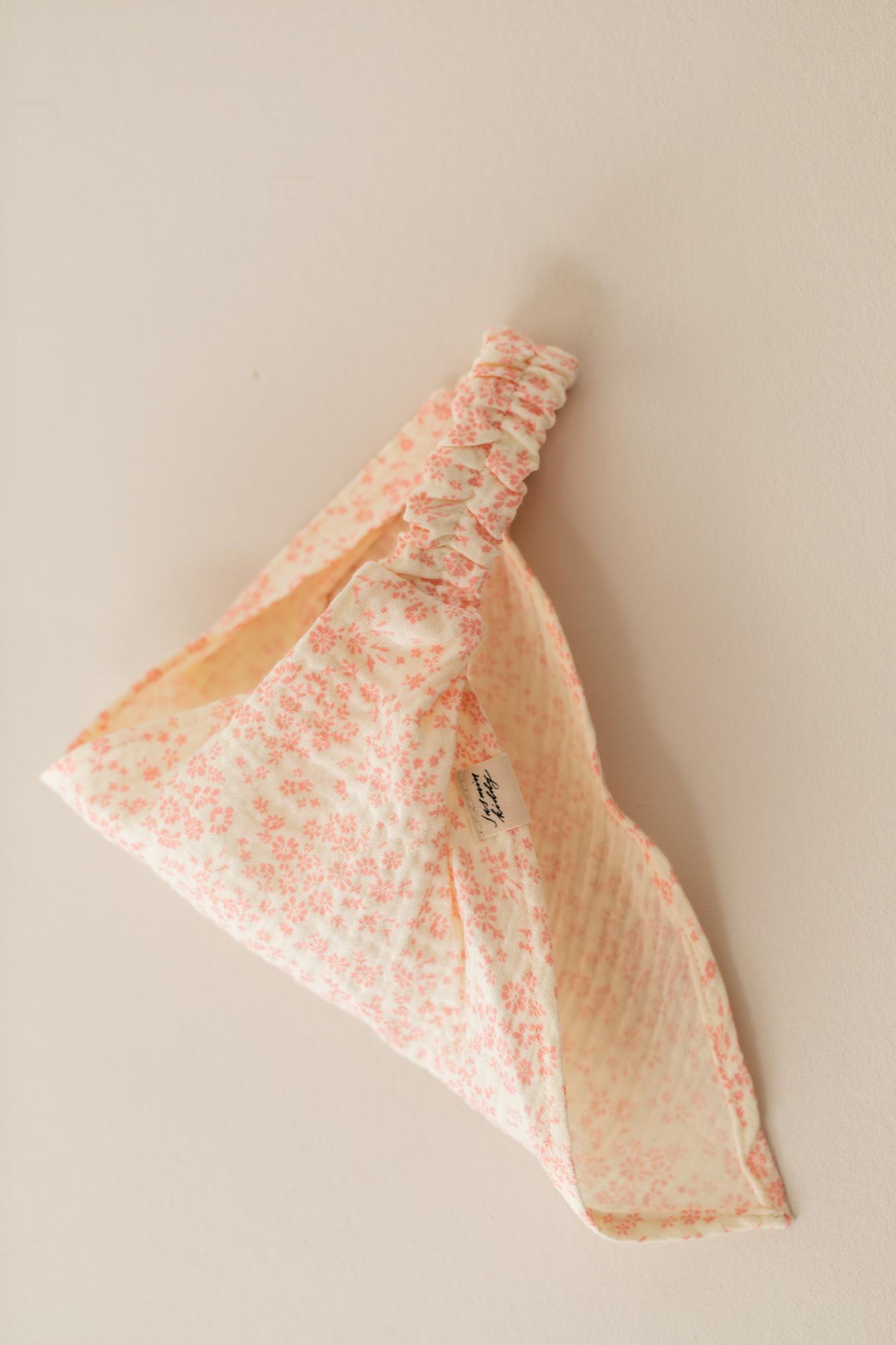 Косынка персиковая в цветочный принт